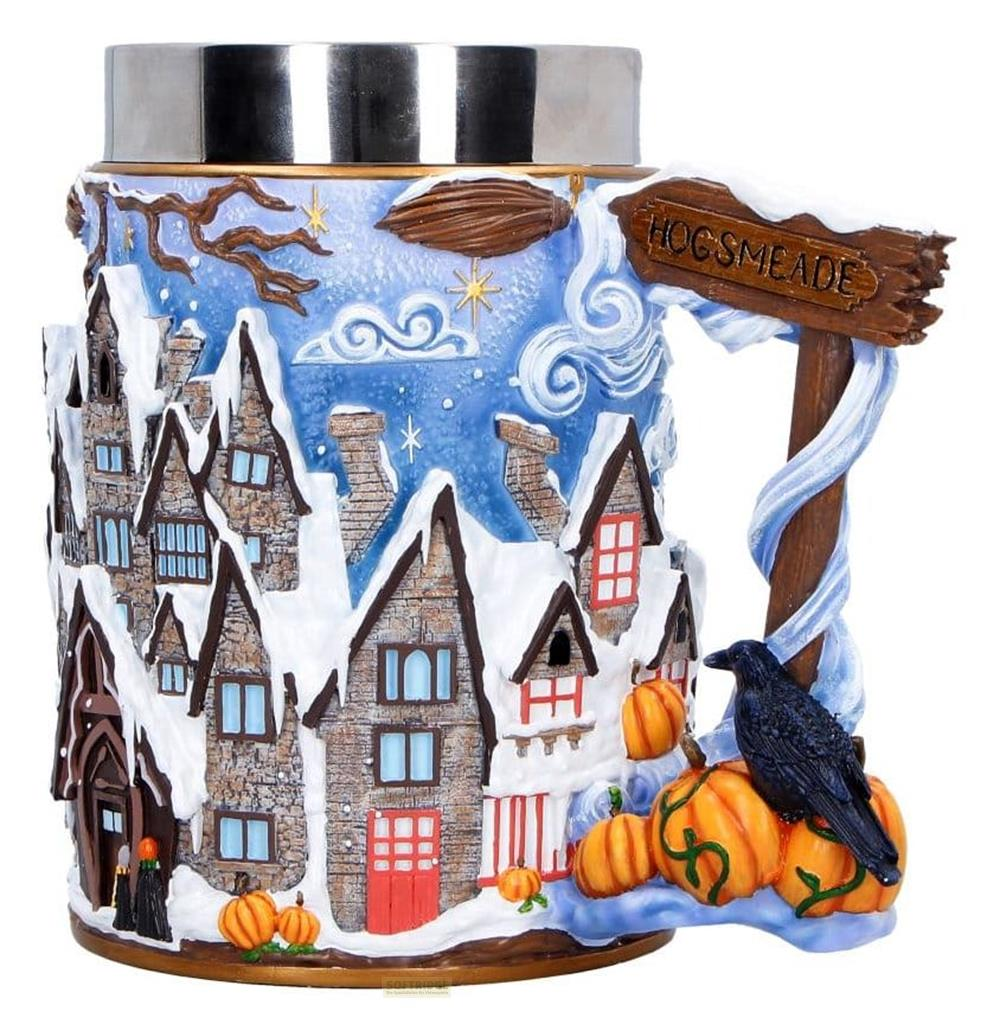 Una escena nevada de Hogsmeade en una taza, con casas, calabazas, escoba y cuervo.