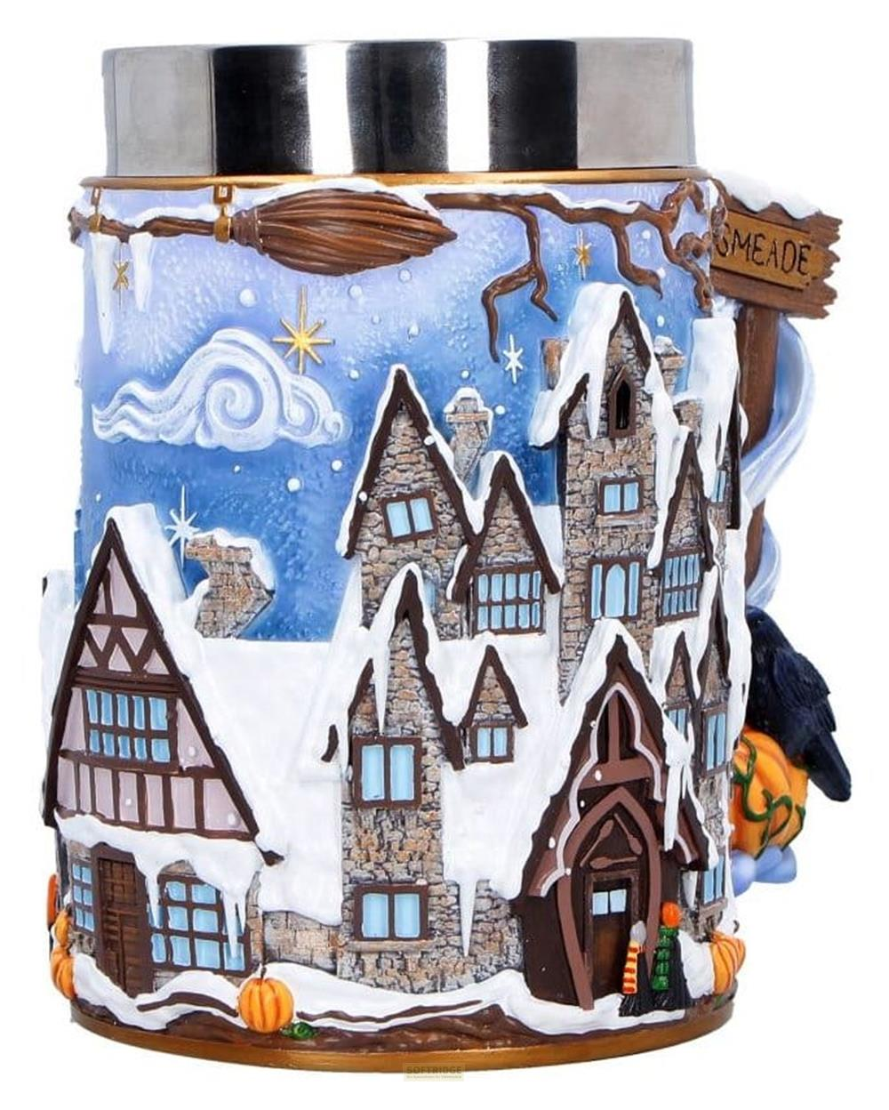 Primer plano: Edificios cubiertos de nieve al estilo Hogwarts, calabazas. Fondo: Una escoba, cielo con nubes y estrellas.