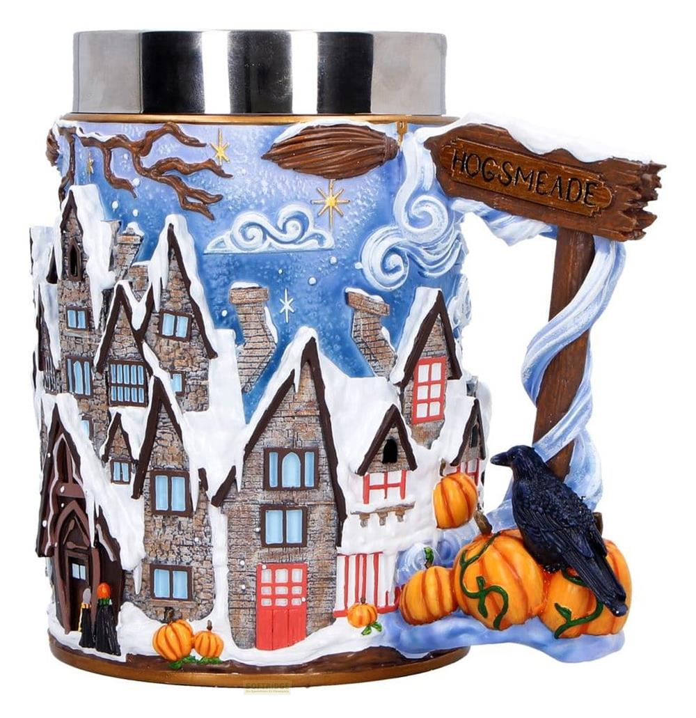 Una escena nevada del pueblo de Hogsmeade con casas, calabazas, una escoba y un cuervo.