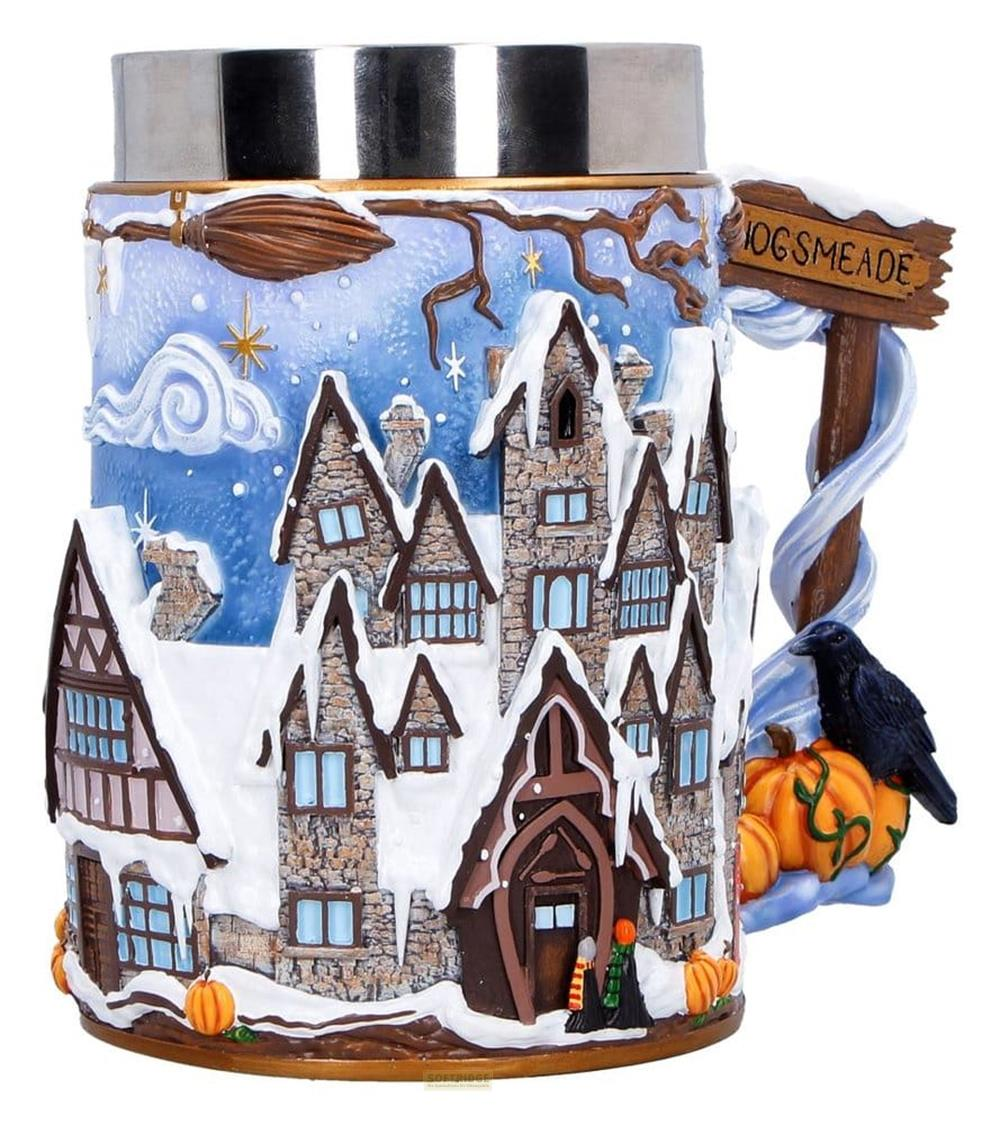Pueblo nevado de Hogsmeade con escoba, cuervo y calabazas.