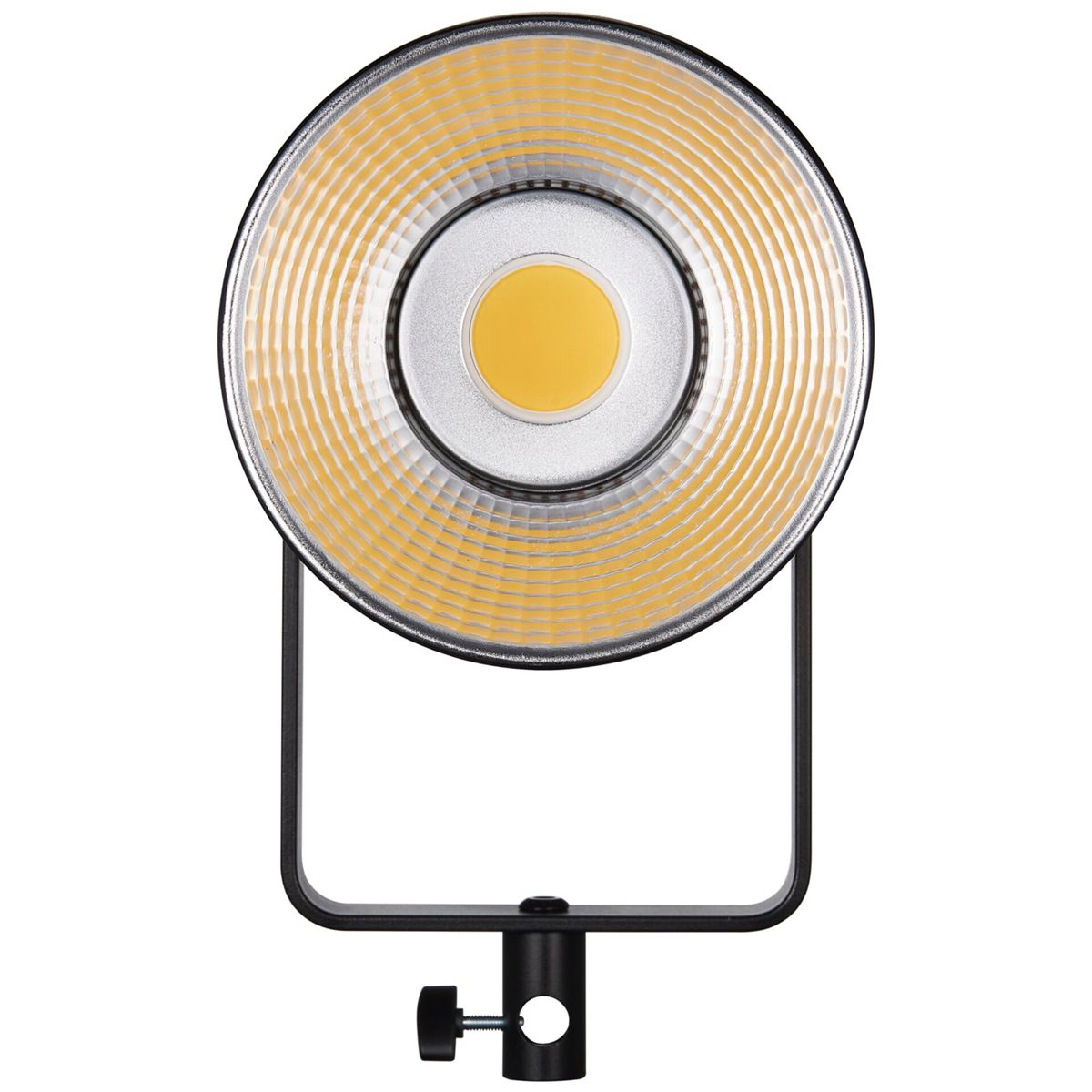 Ein silberner LED-Scheinwerfer mit gelbem Zentrum, auf schwarzem Ständer.