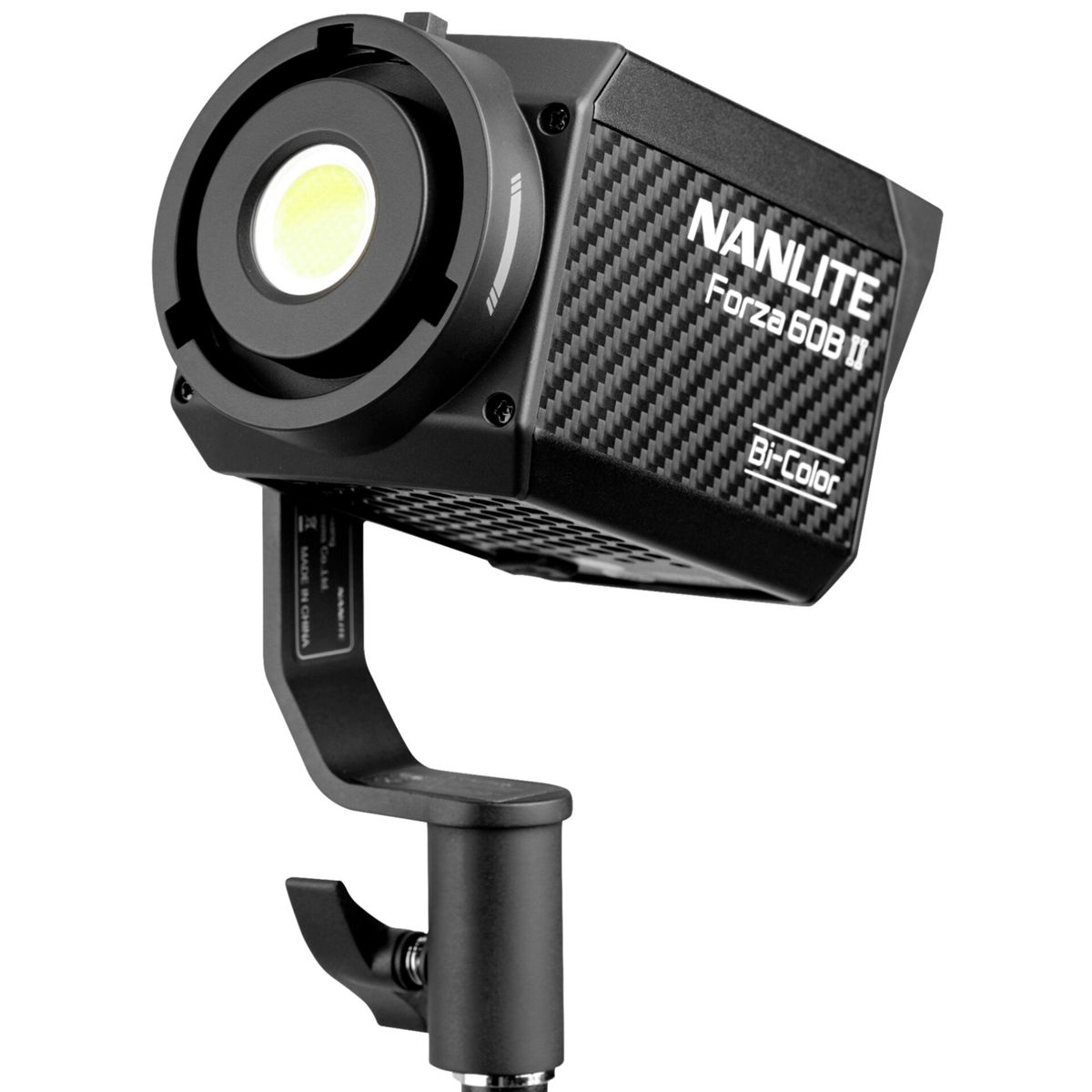 Schwarzes Nanlite Forza 60B II Bi-Color LED-Licht auf schwarzem Ständer mit Carbonfaser-Textur.