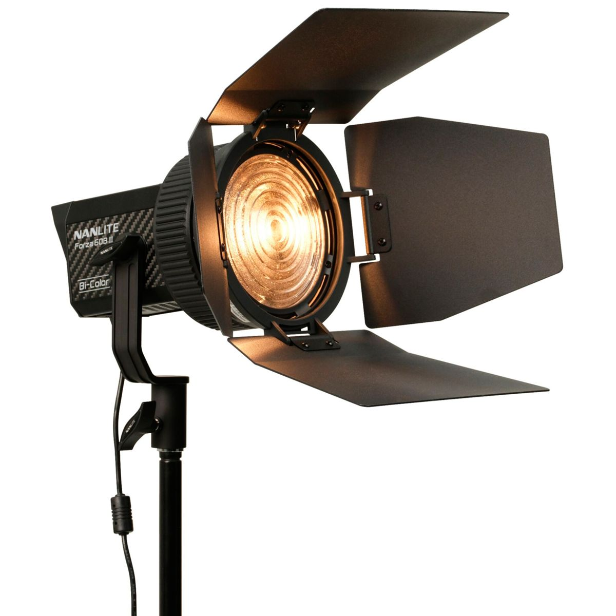 Eine Nanlite Forza 60B Bi-Color LED-Leuchte mit Barn Doors, auf einem Ständer montiert.