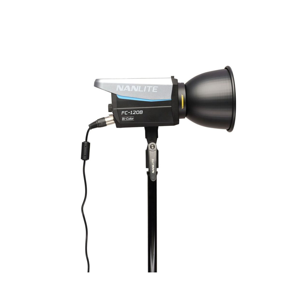 Ein schwarzer Nanlite FC-120B Bi-Color Studioblitz mit Reflektor auf einem Stativ.