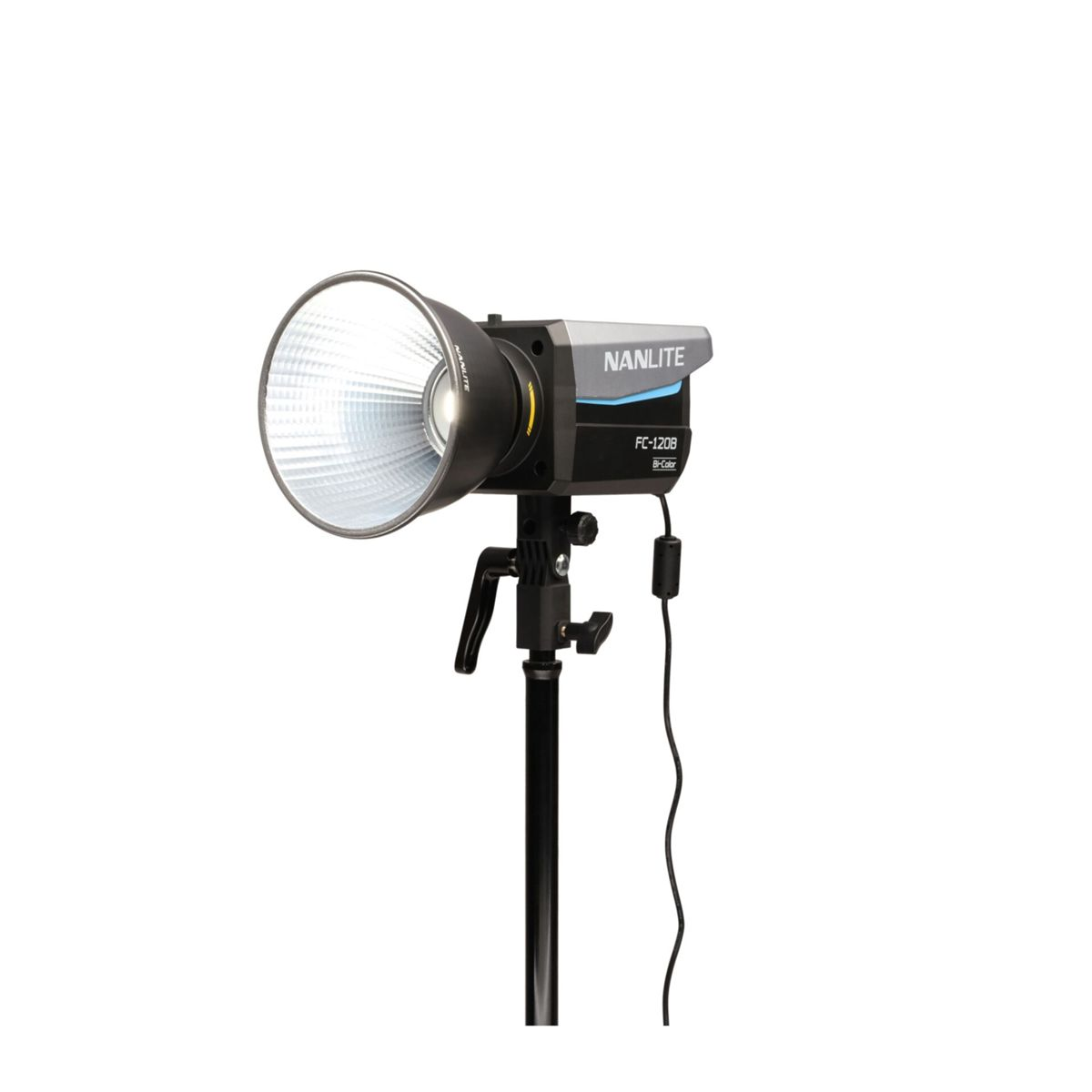 Ein Nanlite FC-120B Bi-Color LED-Scheinwerfer auf einem schwarzen Stativ.