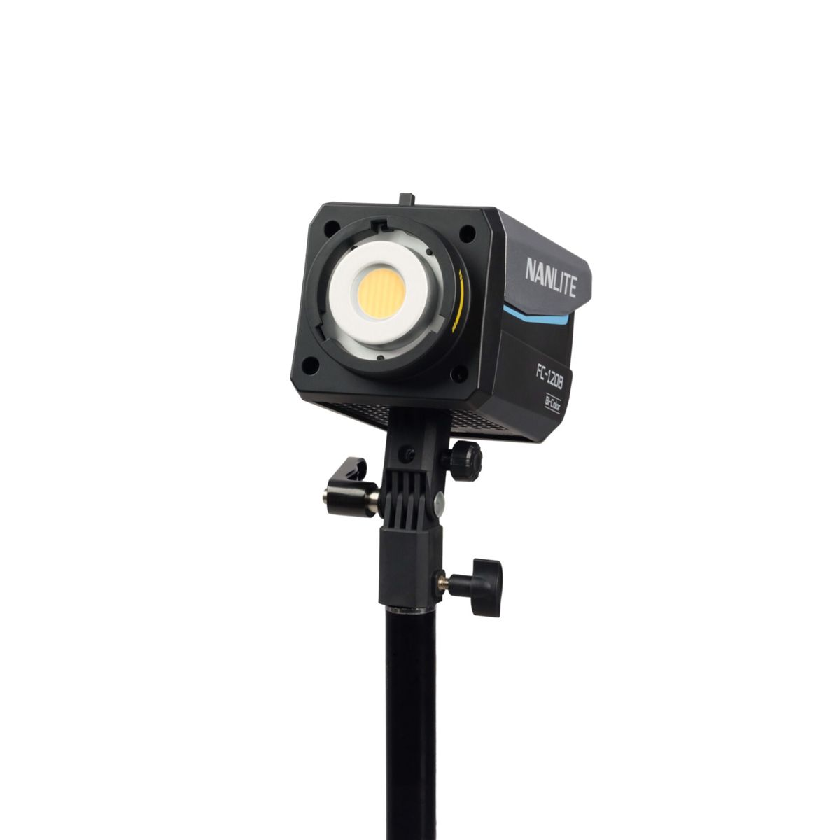 Ein schwarzer Nanlite FC-120B LED-Scheinwerfer auf einem Stativ mit weißem Hintergrund.