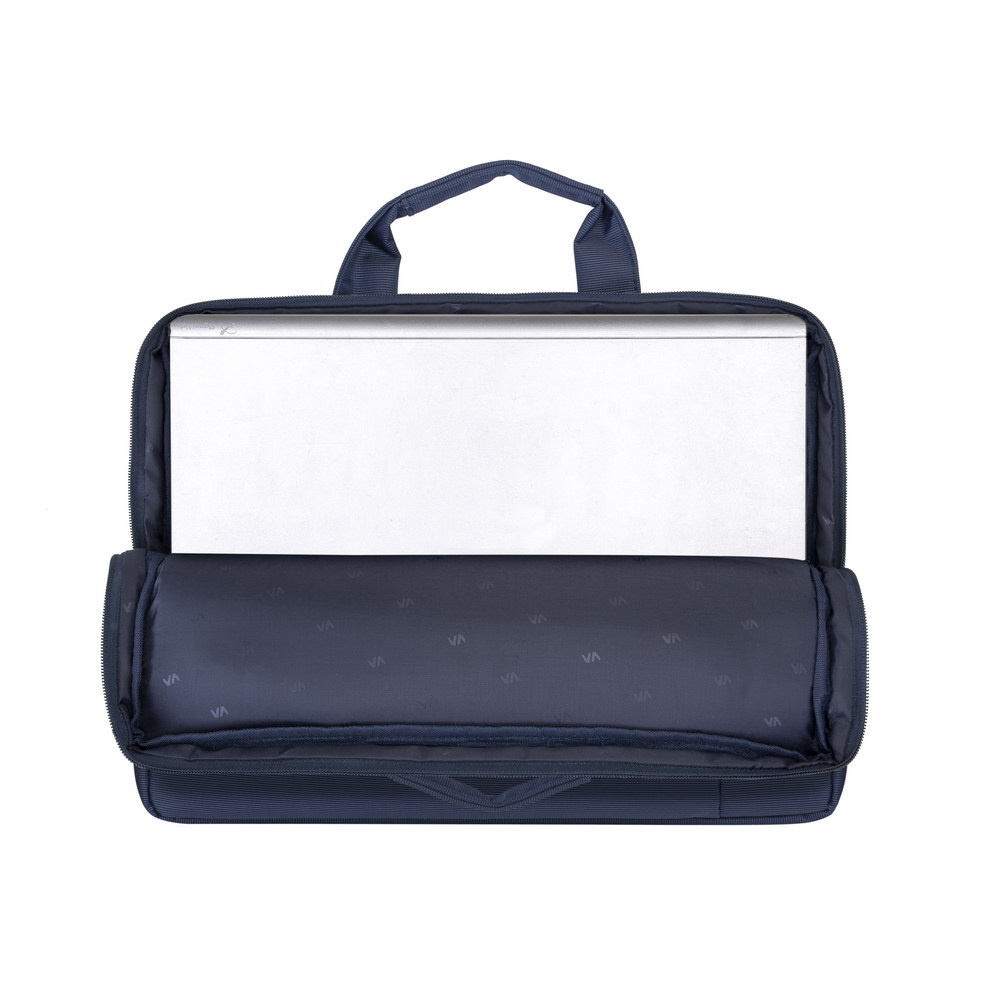 Otwarta, granatowa torba na laptop z białą kartką papieru w środku.