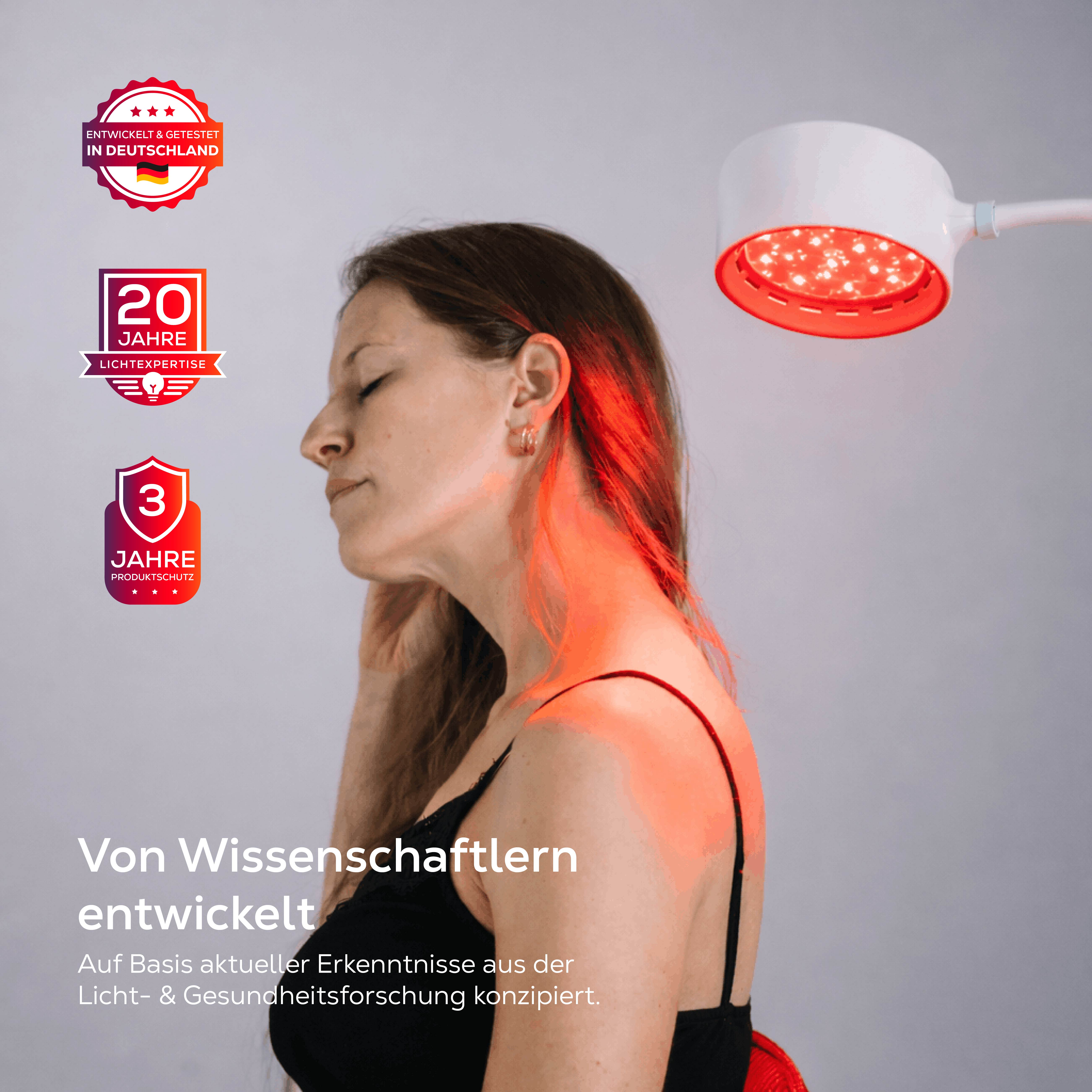 Eine Frau im Profil, von rotem Licht angestrahlt, mit deutschen Siegeln und Text.