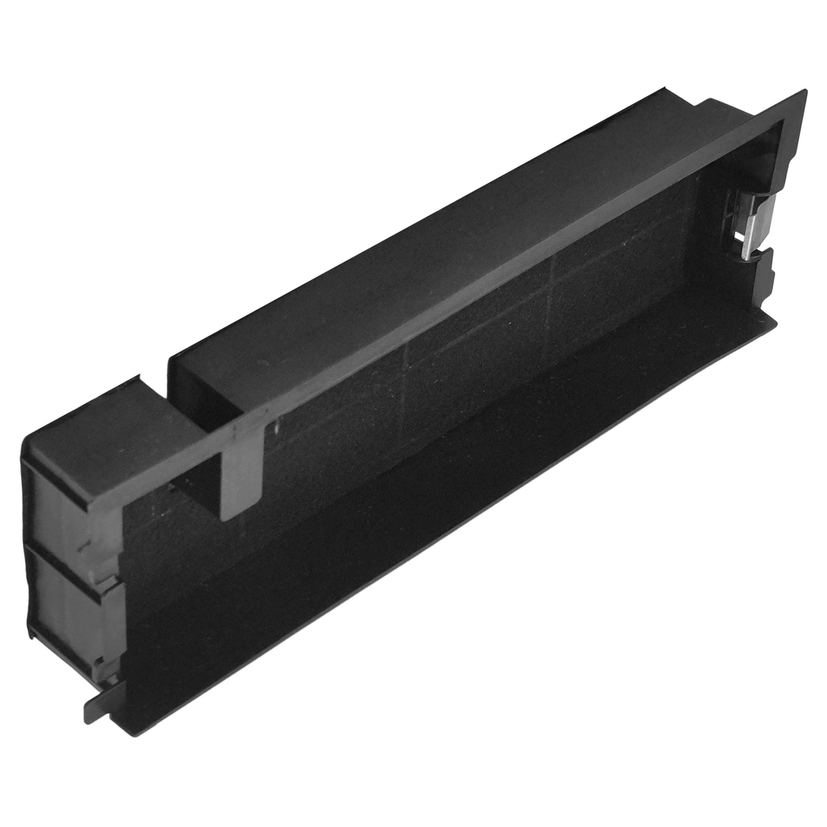 Ein schwarzer Plastikschacht mit einem Metallclip am rechten Ende.