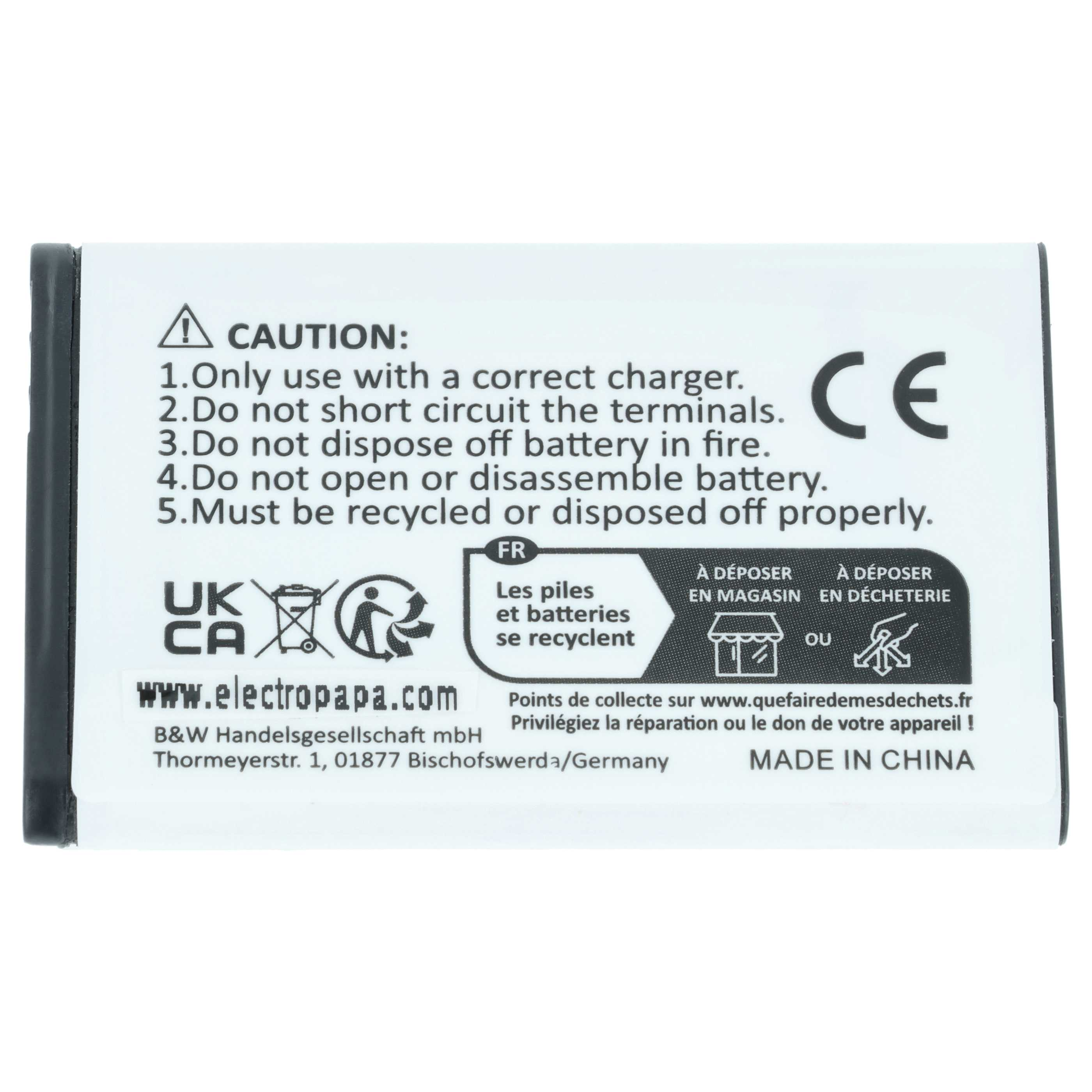Warnhinweis auf einer Batterie mit CE, UK CA, Recycling-Symbolen und Kontaktdaten.
