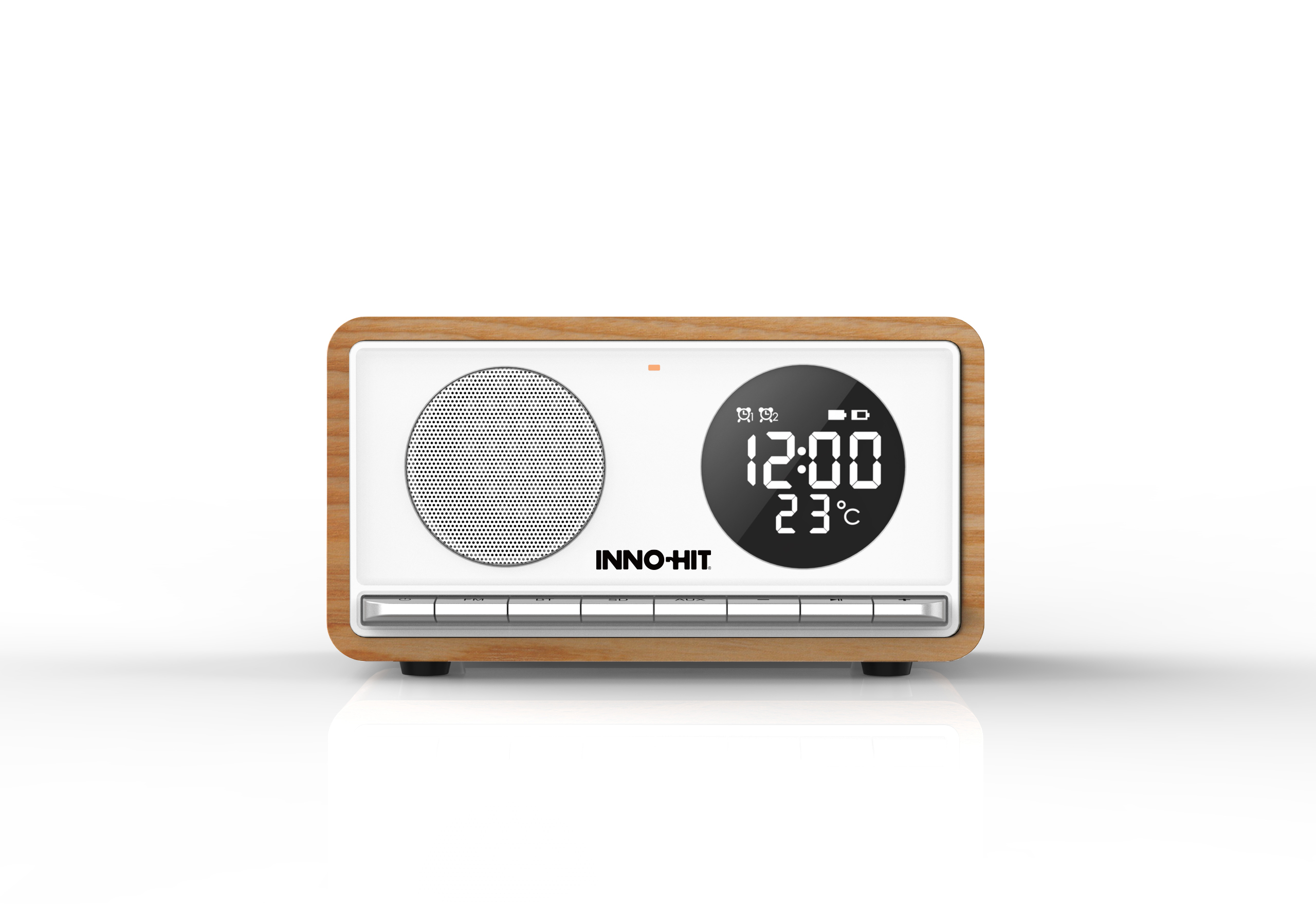 Ein Radio mit Holzrahmen, weißer Front, Lautsprecher und digitaler Anzeige.