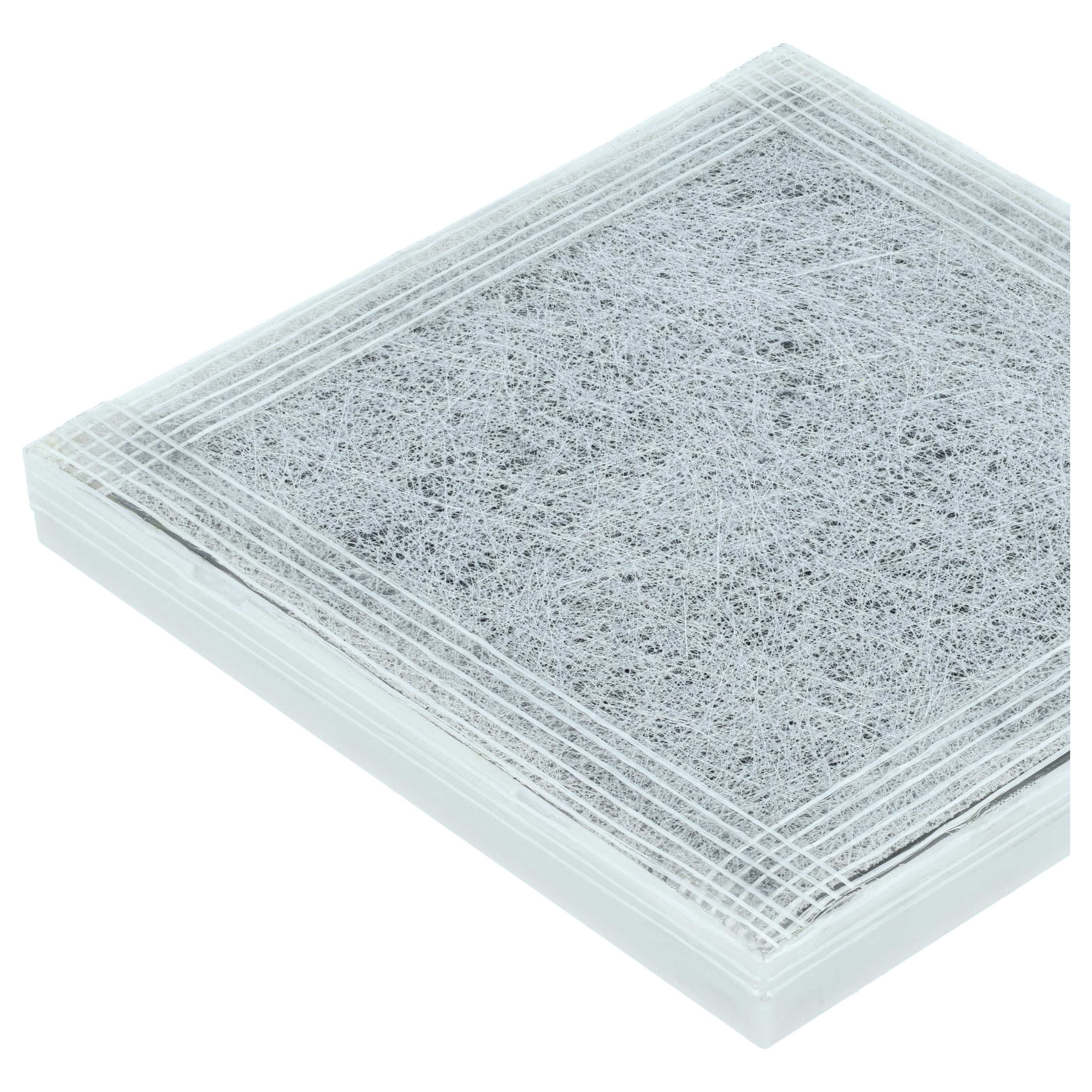 Ein weißer Filter mit mehreren Schichten aus feinem, grauem Material.