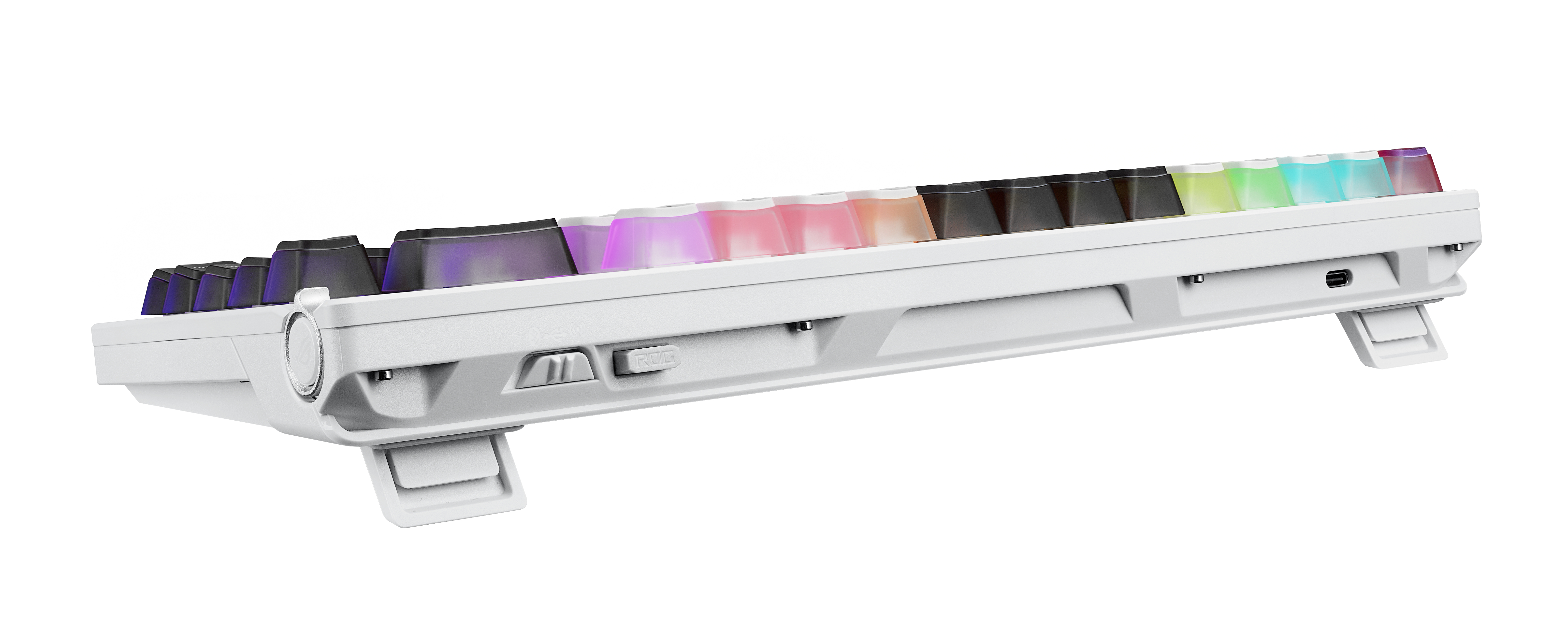 Weiße mechanische Tastatur mit RGB-Beleuchtung, von schräg, weißer Hintergrund.