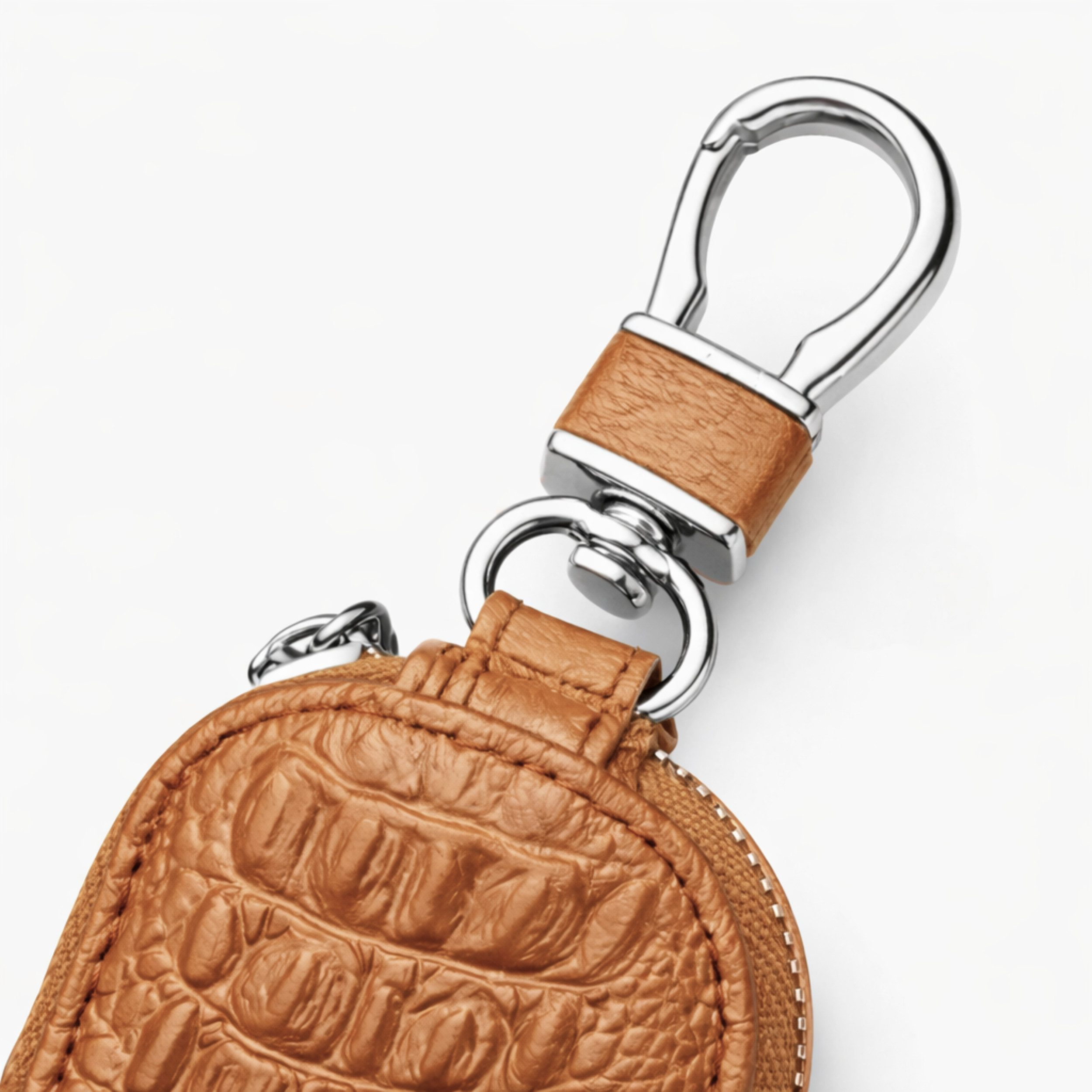 Ein brauner Lederanhänger mit Kroko-Prägung und silbernem Karabiner.