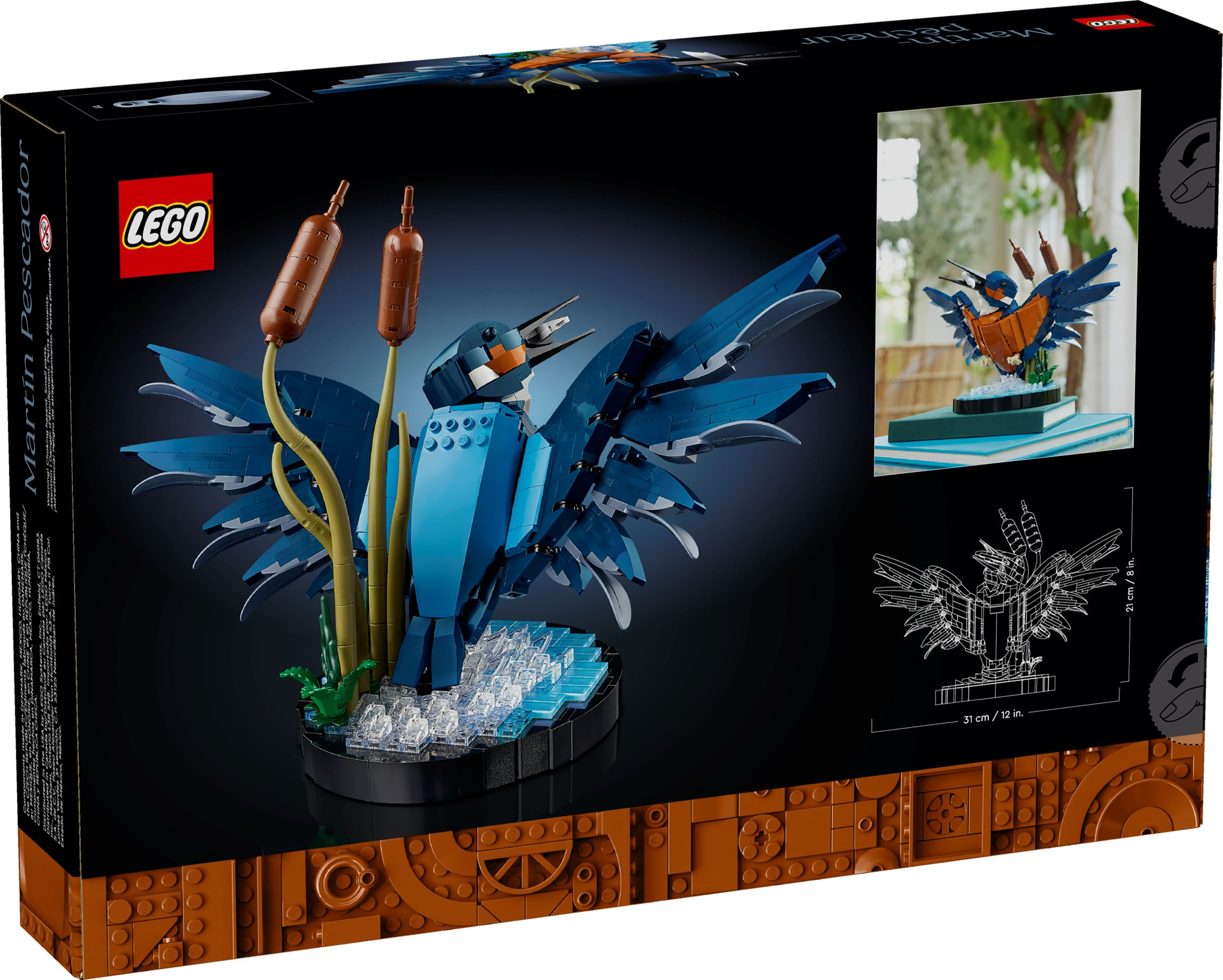 Ein LEGO Bausatz eines blauen Eisvogels mit geöffneten Flügeln, der auf Wasser und Schilf sitzt.