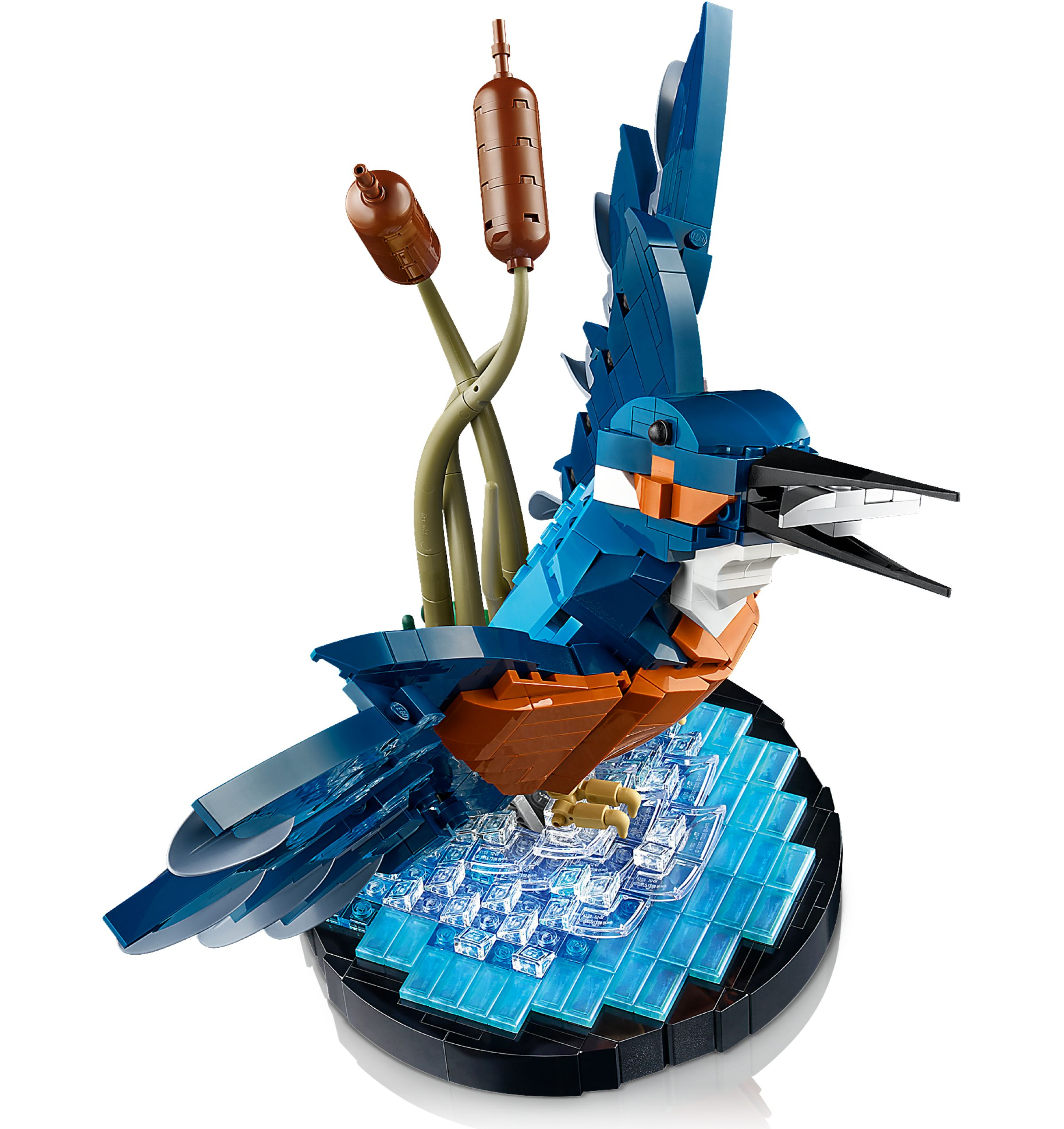 Ein Lego-Modell eines blauen Eisvogels sitzt auf Wasser mit Rohren im Hintergrund.
