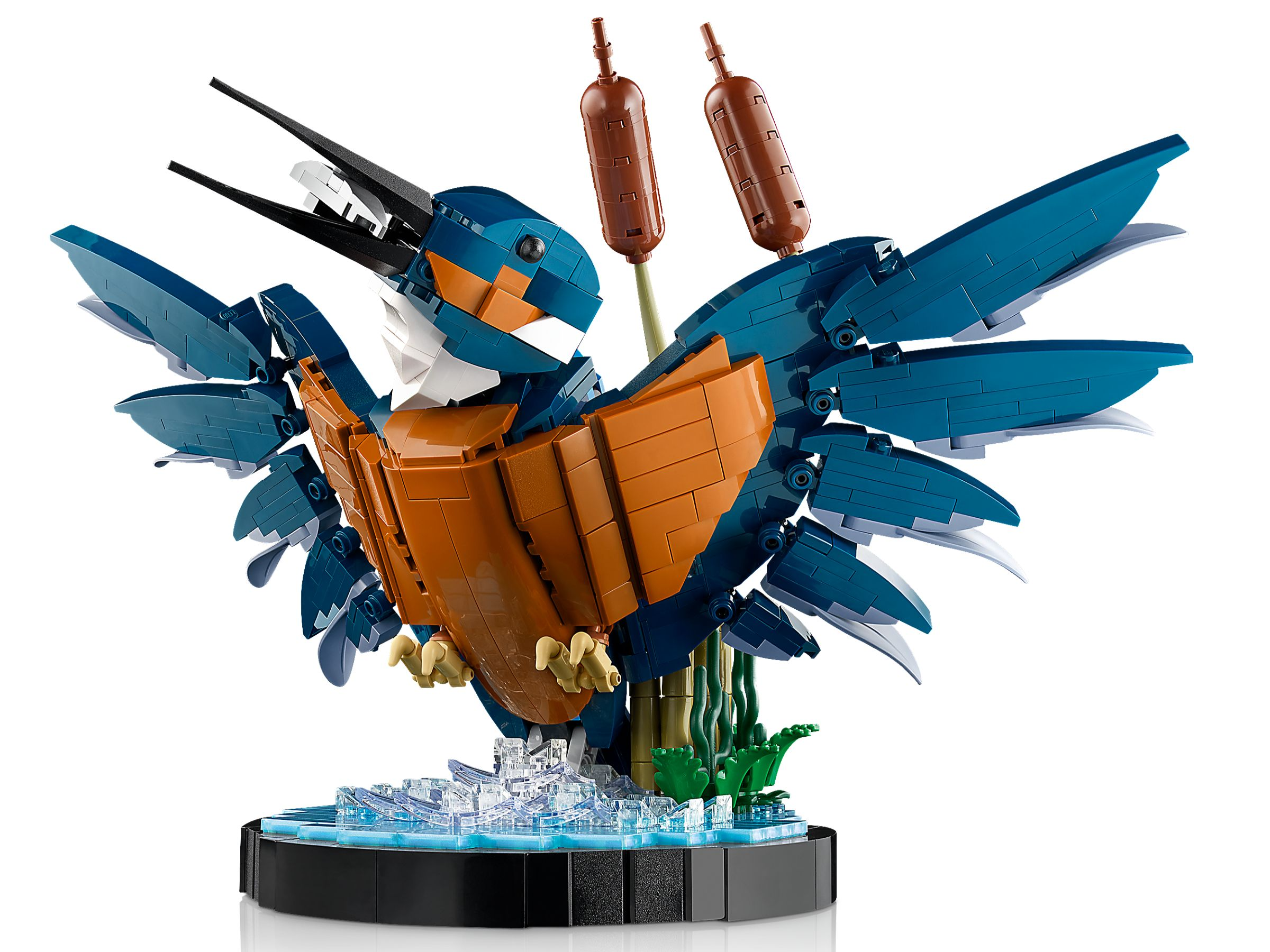 Ein Lego-Modell eines blauen Eisvogels mit orangefarbener Brust und ausgebreiteten Flügeln.