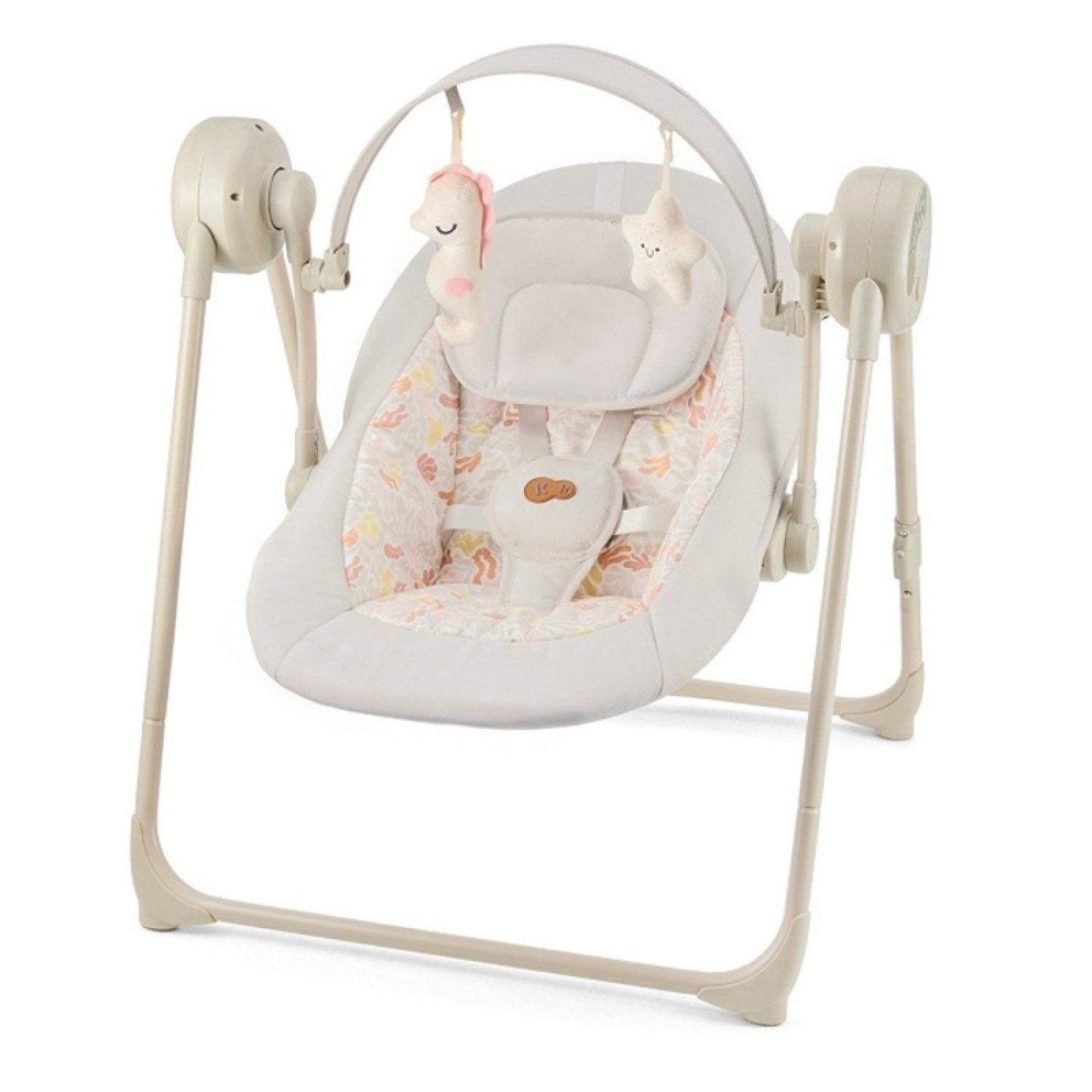 Eine cremefarbene Babyschaukel mit gemustertem Sitz und hängendem Spielzeug.