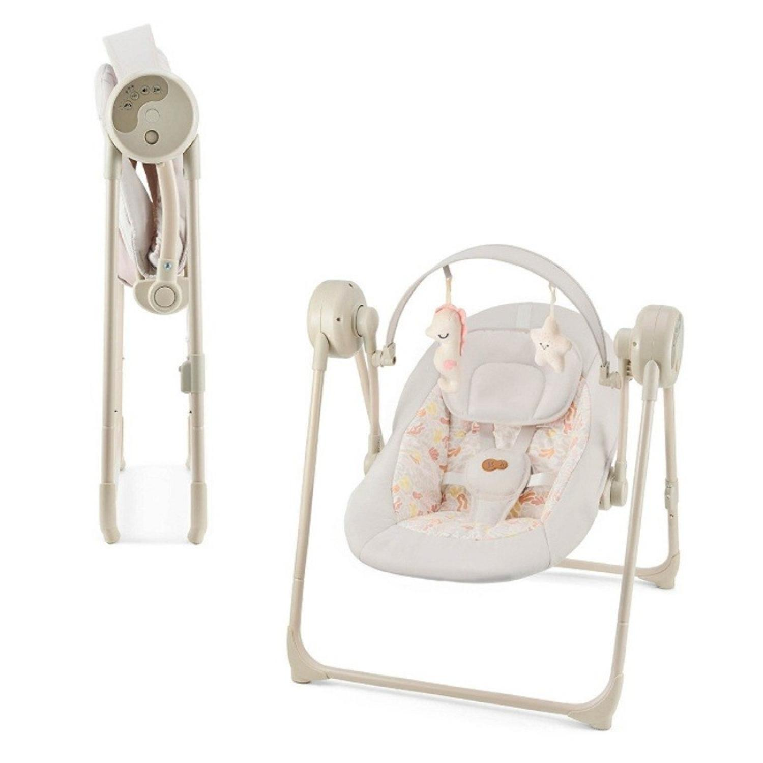 Ein hellbeiger Babyschaukel, zusammengeklappt und aufgeklappt, mit Spielzeug.