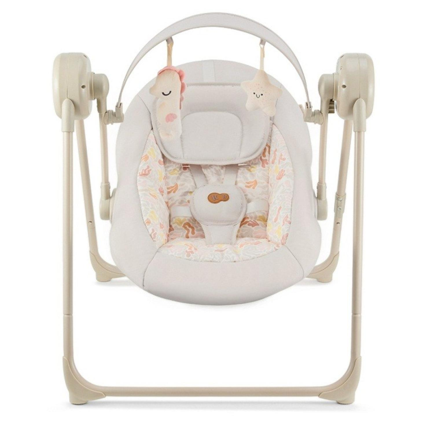 Ein heller Babywippenstuhl mit Spielzeug und einem gepolsterten Sitz.