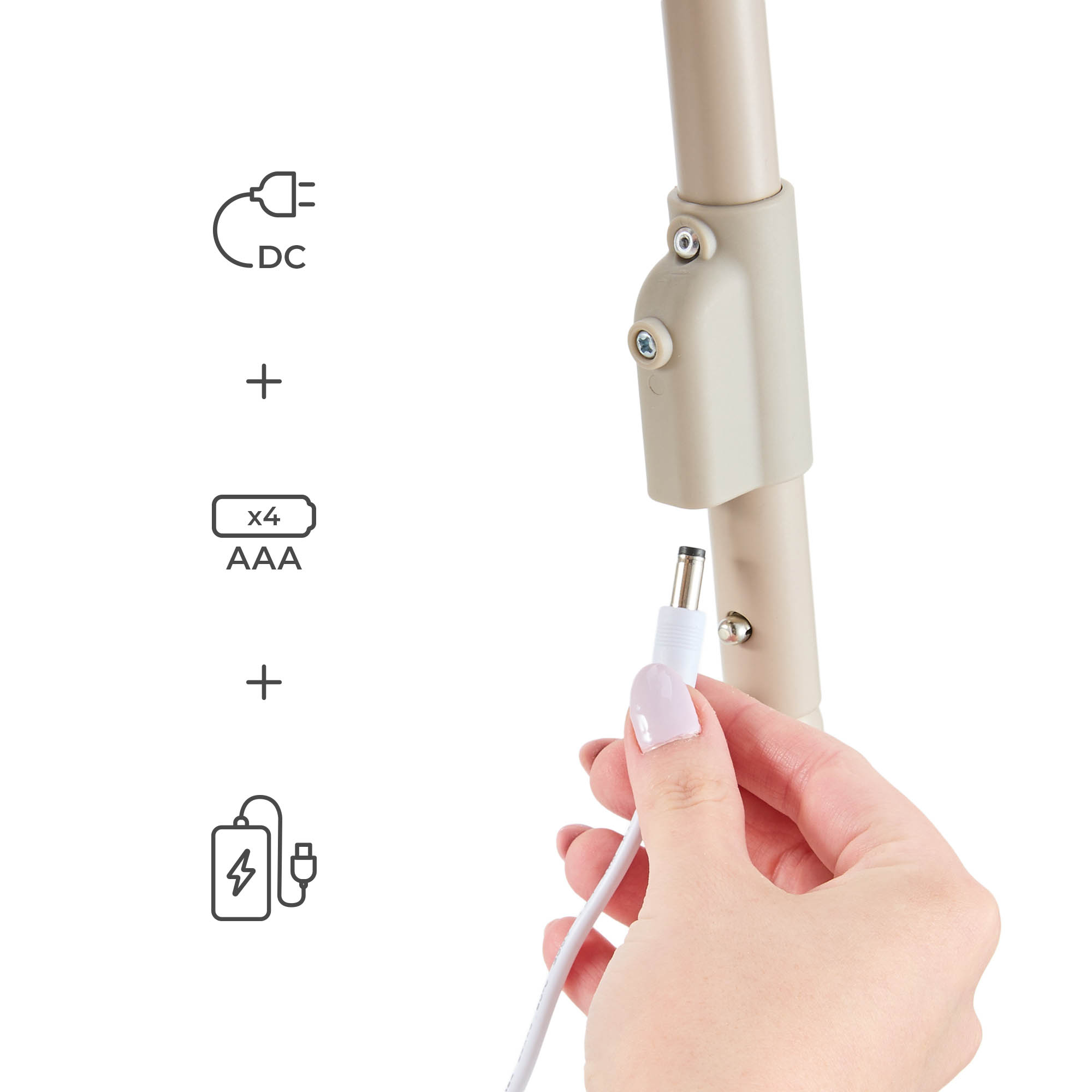 Hand schließt DC-Stecker an Stab an; Symbole für DC, AAA-Batterien, Laden.