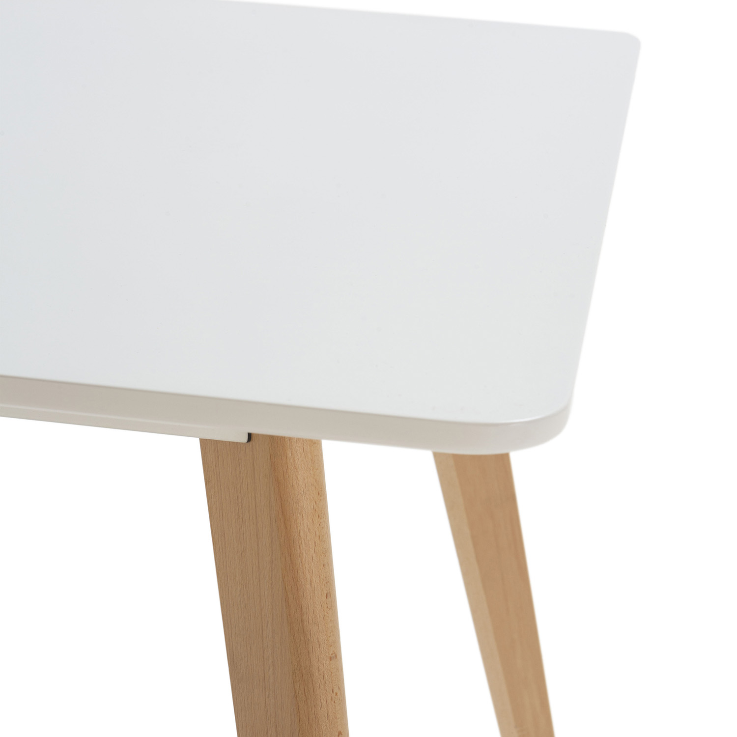 Primer plano de un tablero blanco con dos patas de madera.