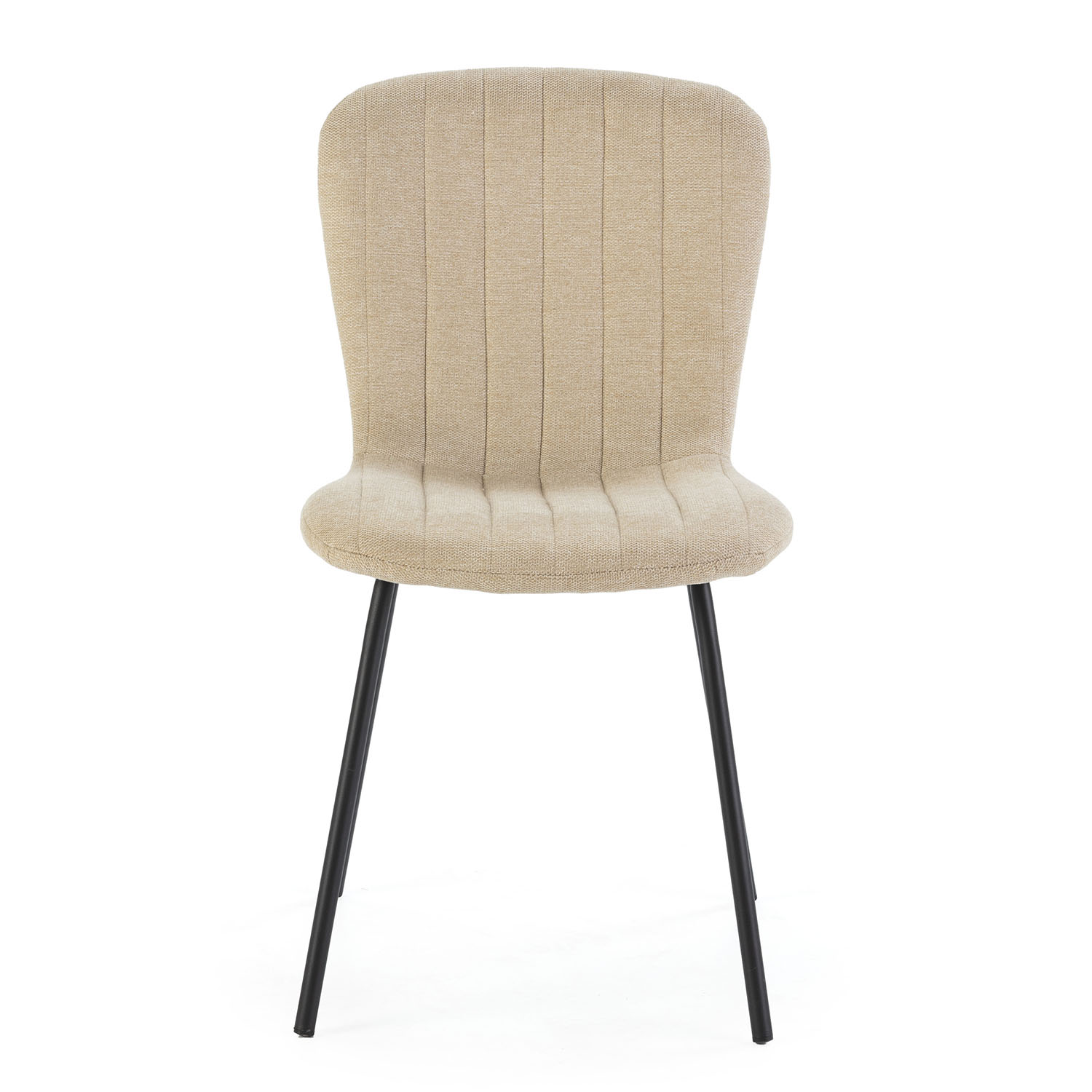 Una silla de tela beige con patas de metal negro, aislada sobre fondo blanco.