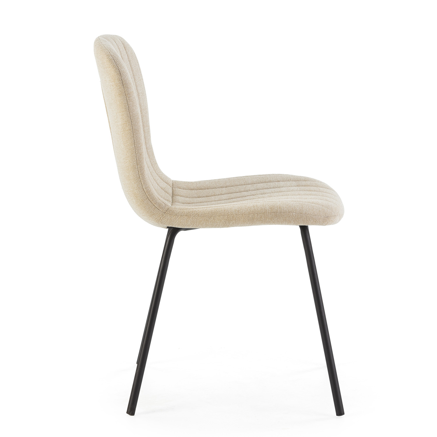 Una silla beige con respaldo acolchado y patas negras, vista de perfil.