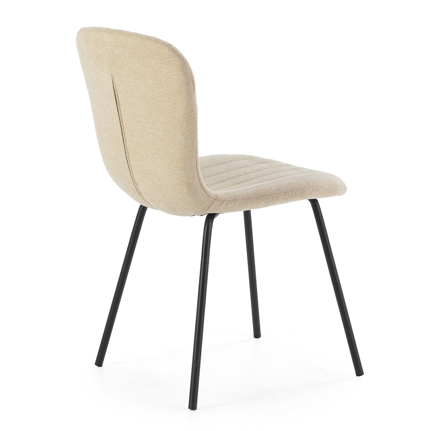 Una silla tapizada en tela beige con patas delgadas de metal negro.
