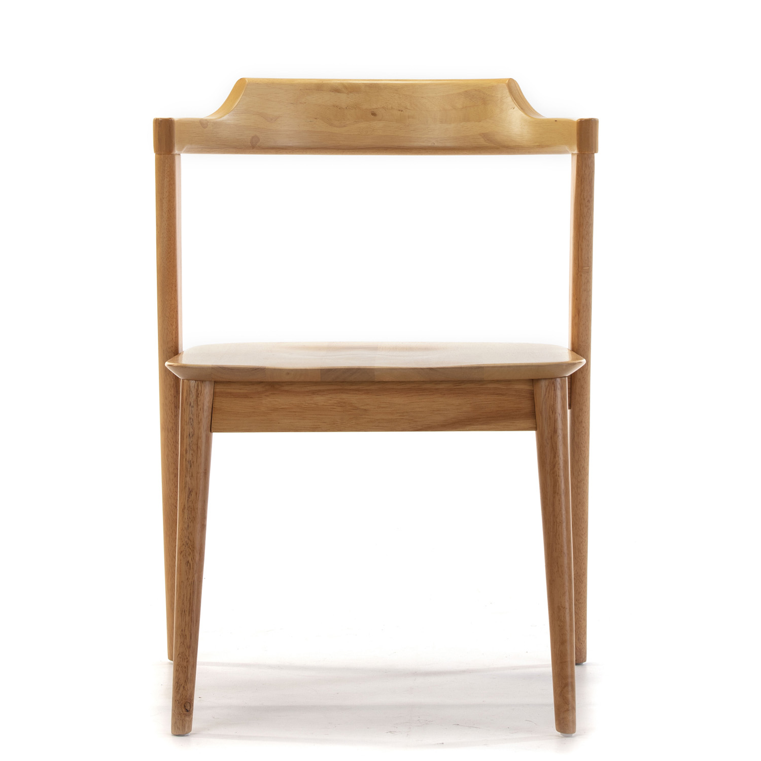 Una silla de madera con respaldo y asiento rectos, apoyada en cuatro patas.