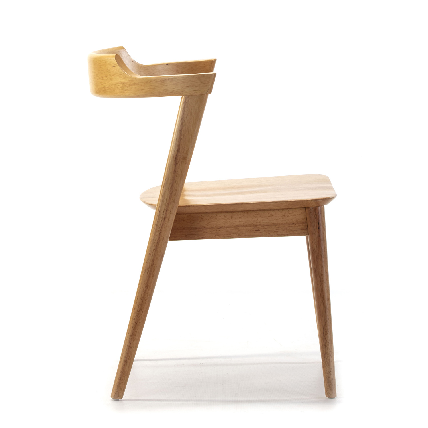 Una silla de madera con reposabrazos curvos y asiento. Aislada sobre blanco.