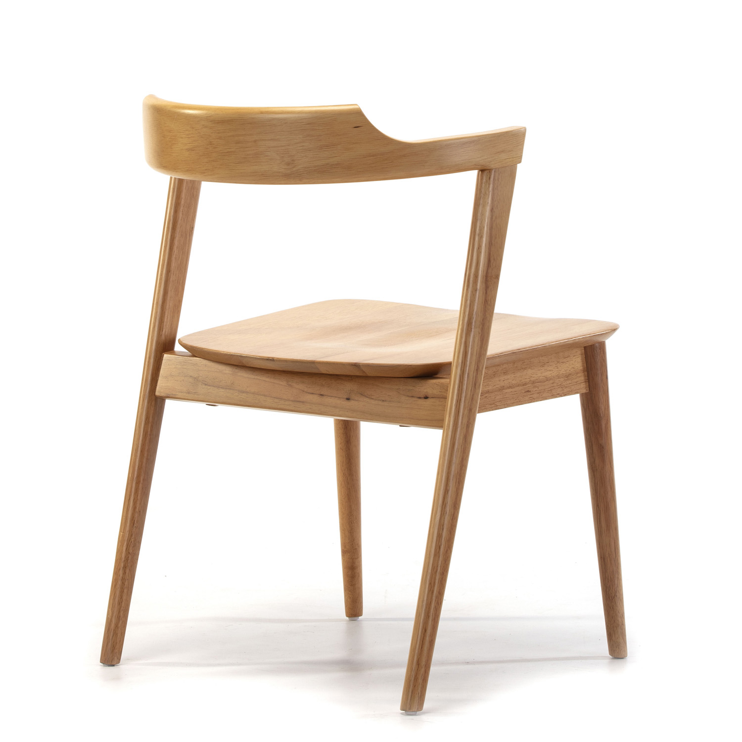 Una silla de madera con respaldo y asiento curvos.