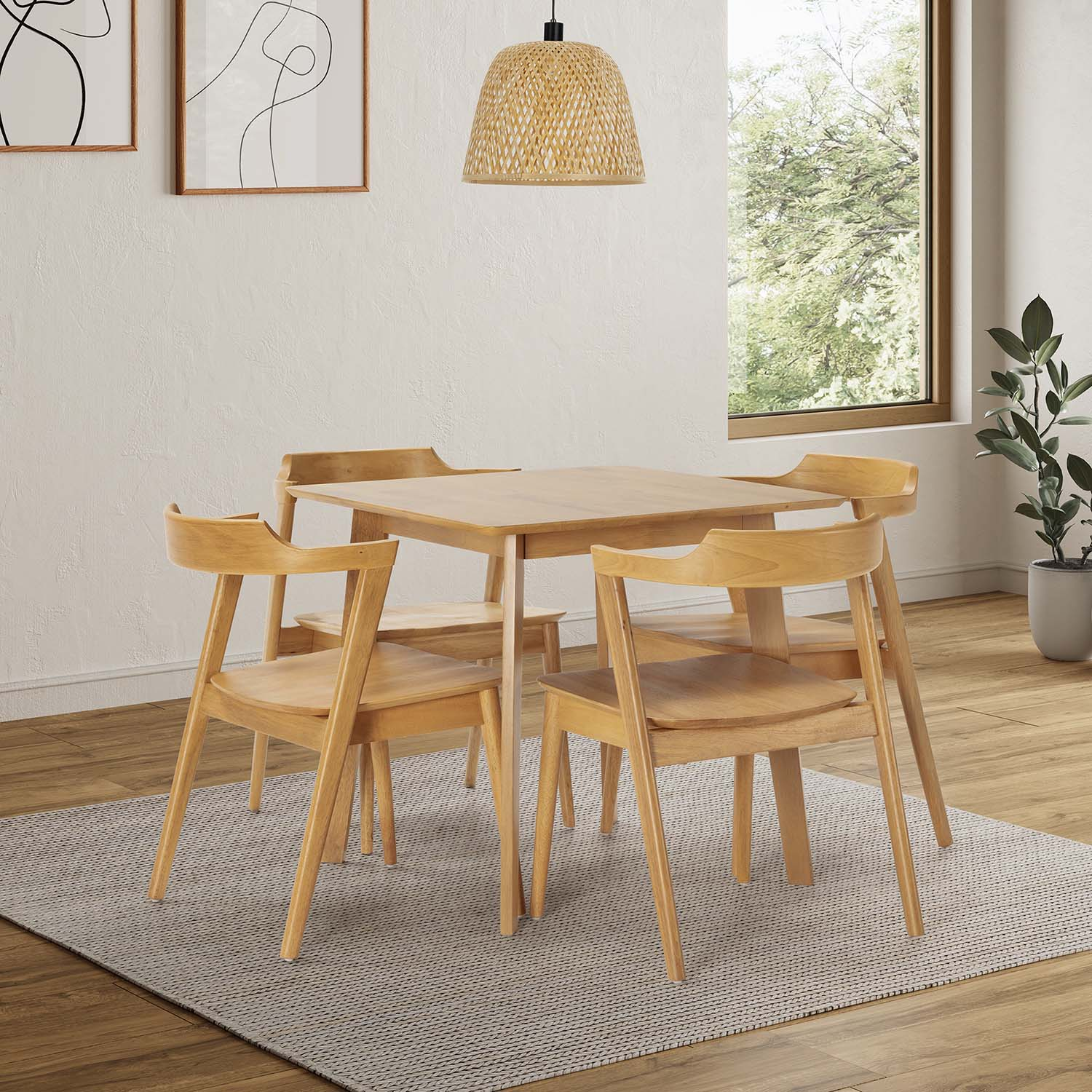 Una mesa de comedor de madera con cuatro sillas sobre una alfombra.