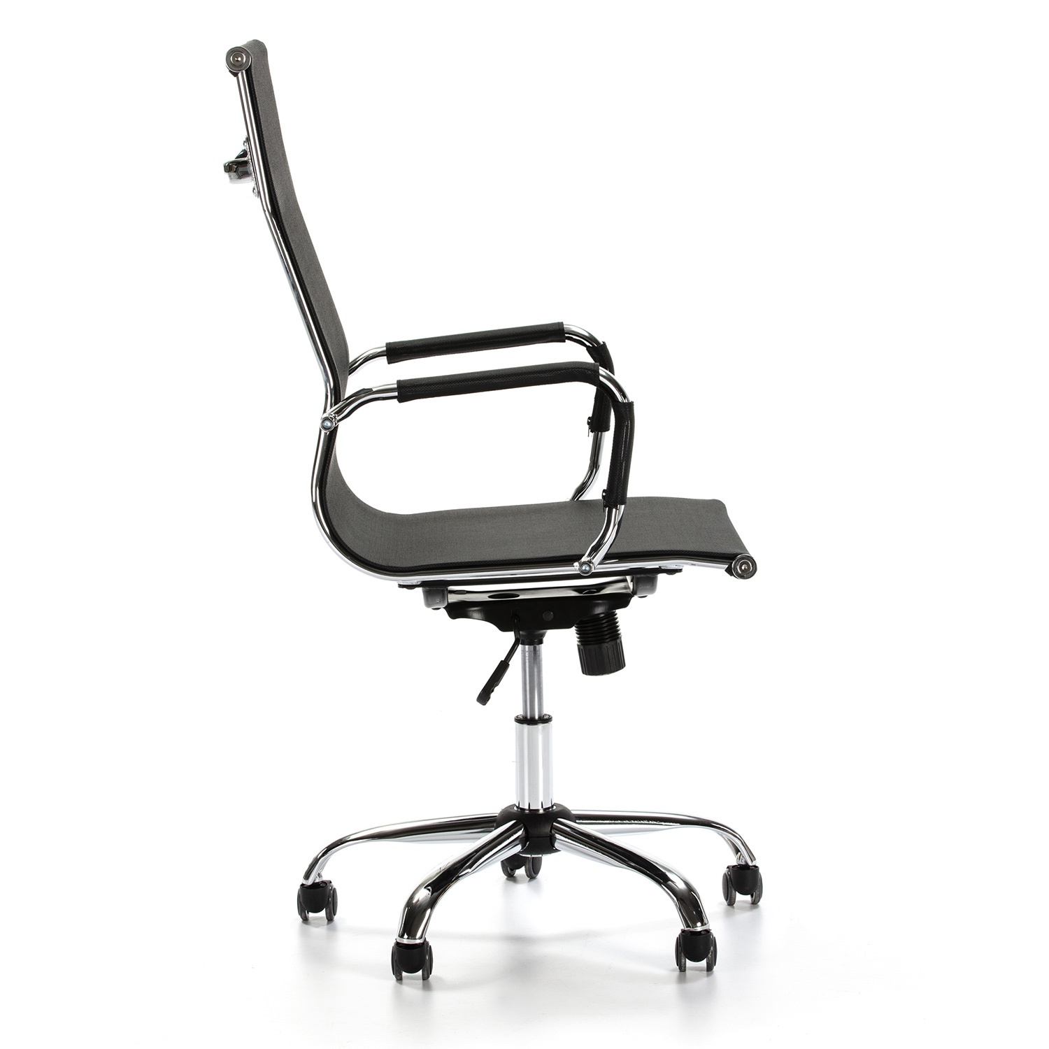 Una silla de oficina negra con base y ruedas cromadas, vista de lado sobre fondo blanco.