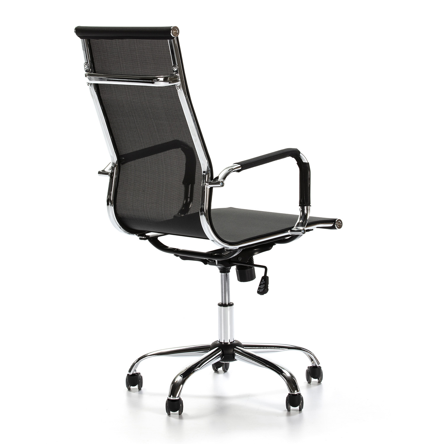 Silla de oficina negra con respaldo de malla y base cromada con ruedas.