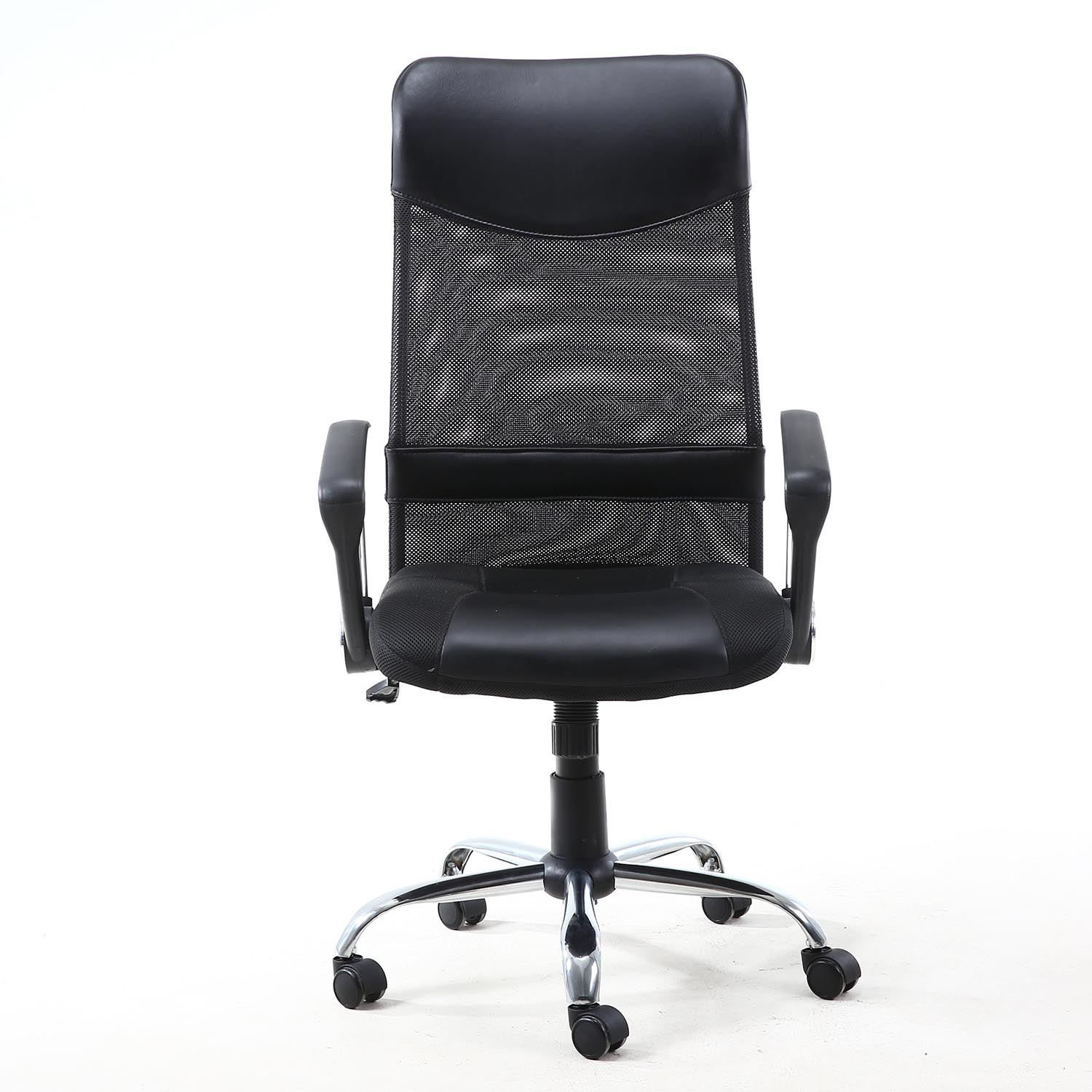 Silla de oficina negra con respaldo de malla, reposabrazos y base cromada.