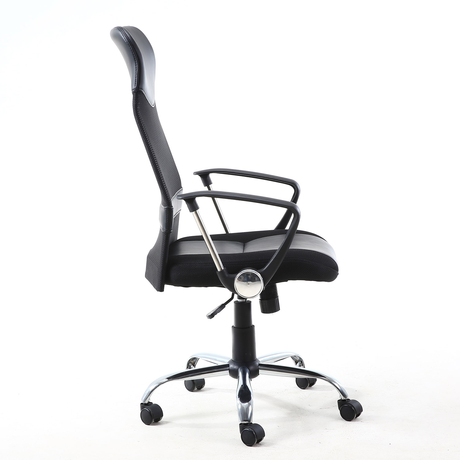 Silla de oficina negra con respaldo de malla y base cromada sobre fondo blanco.