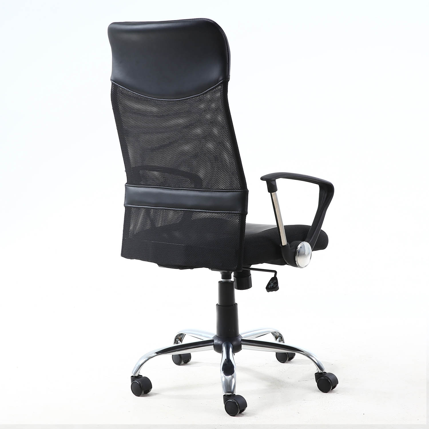 Silla de oficina negra de malla con base y ruedas cromadas, vista desde atrás.