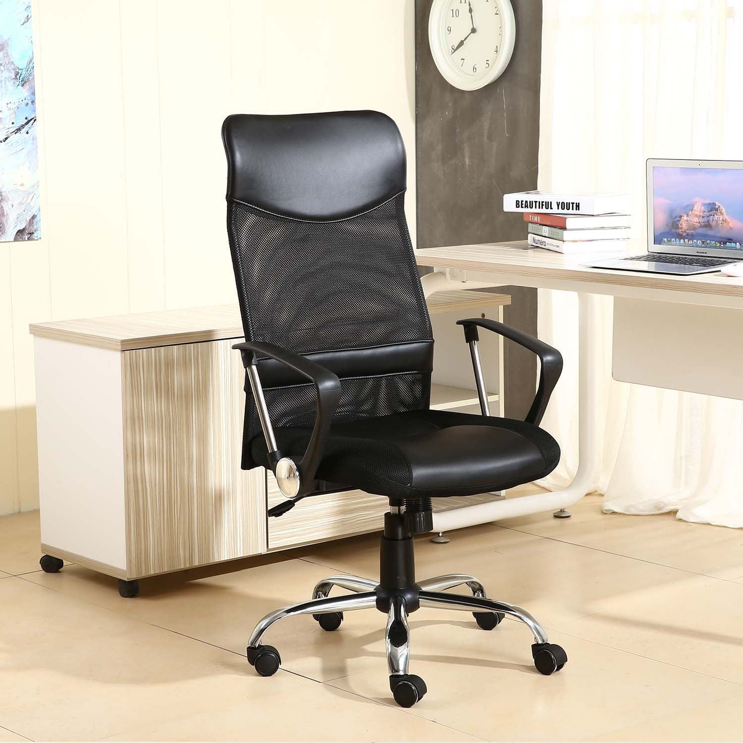 Silla de oficina negra de malla con base cromada en una sala.