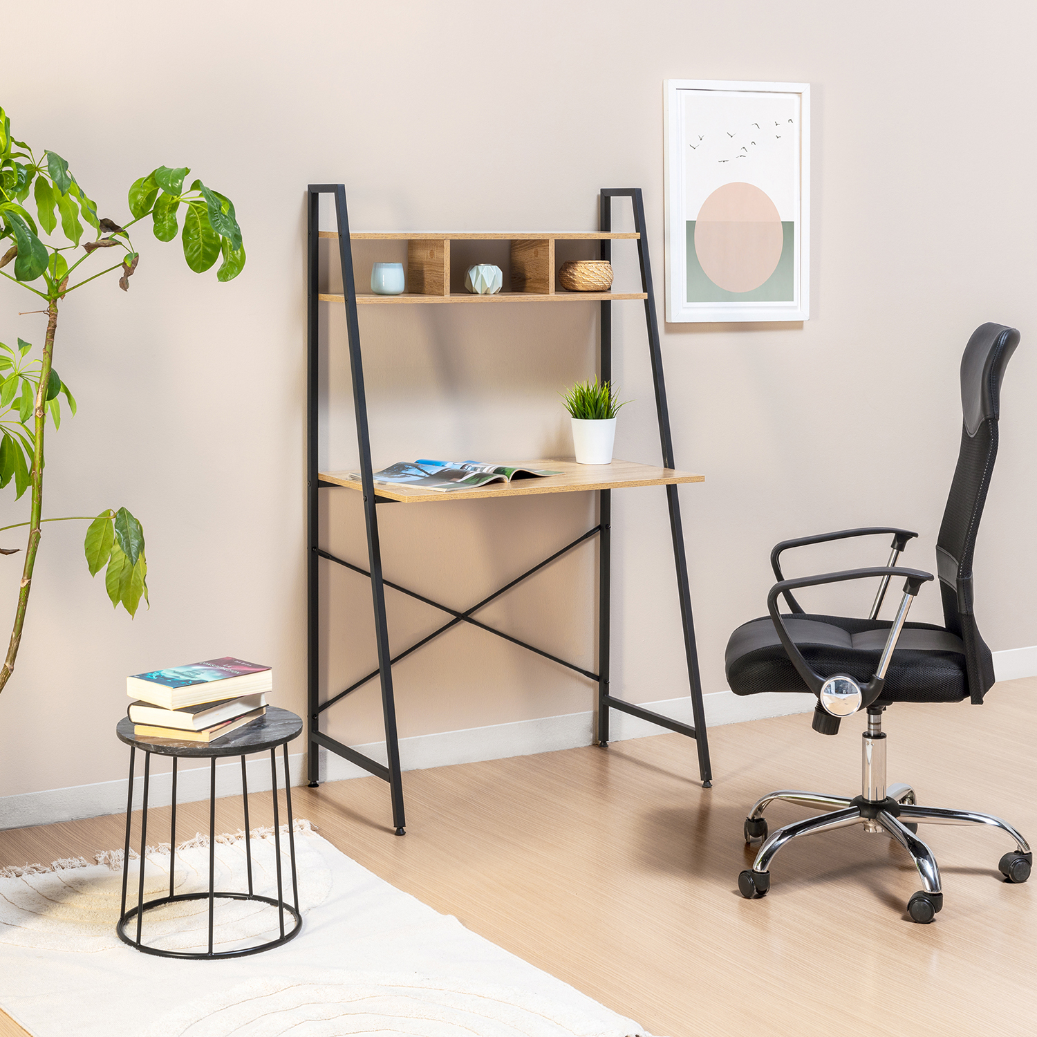 Un escritorio de escalera con estantes, silla, mesa auxiliar con libros y planta.