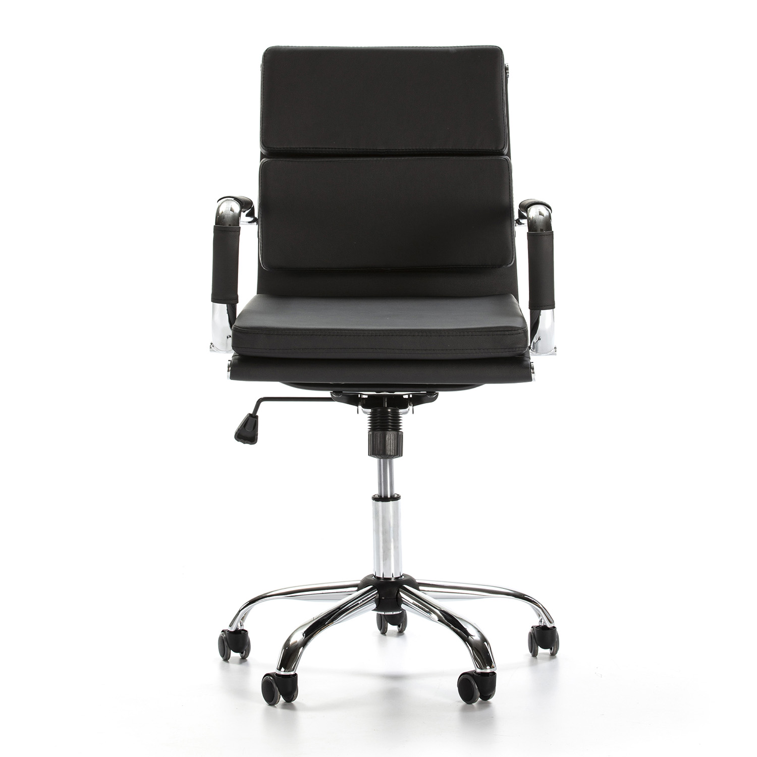 Silla de oficina negra con detalles cromados y ruedas, sobre fondo blanco.