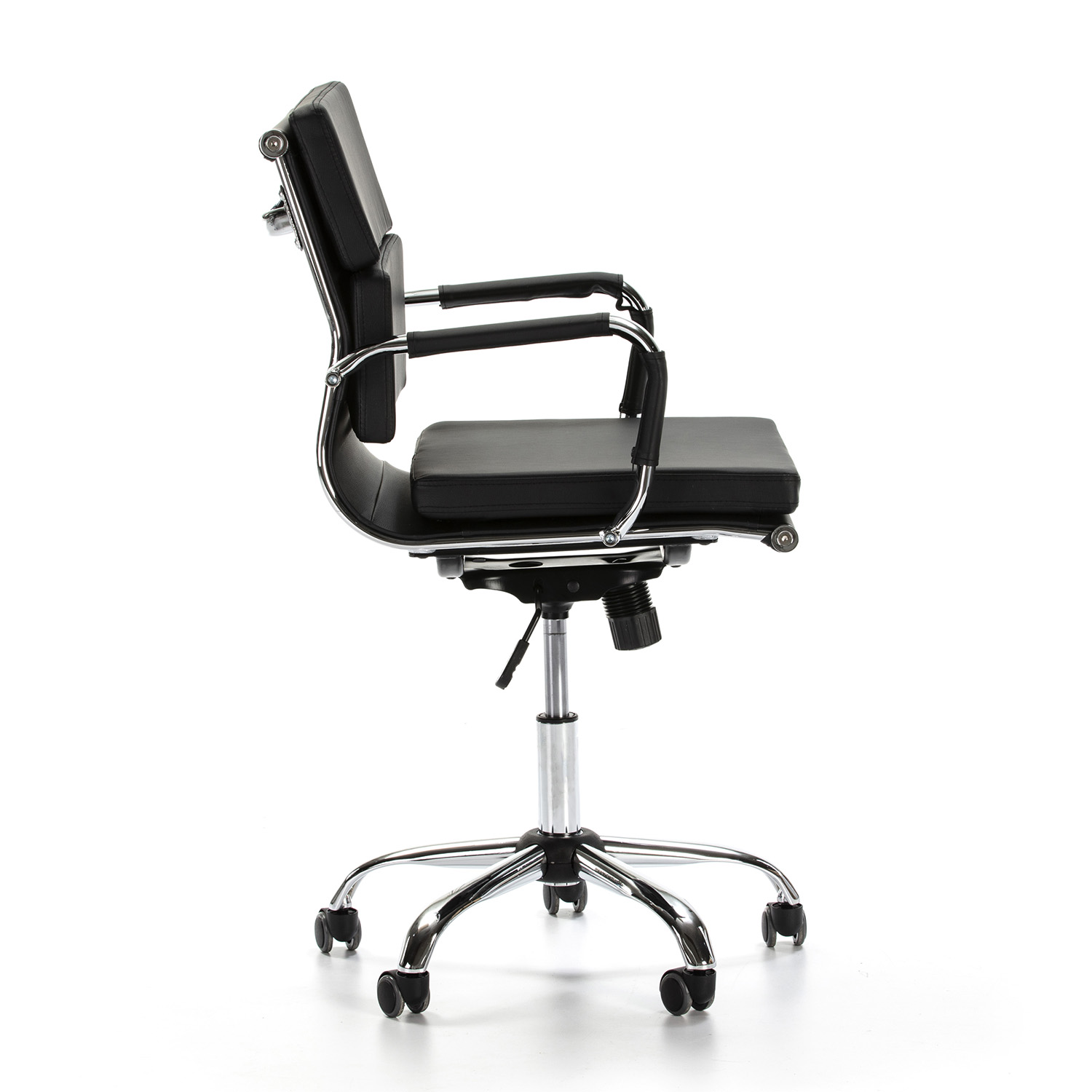 Silla de oficina negra con base cromada y ruedas, vista de lado.