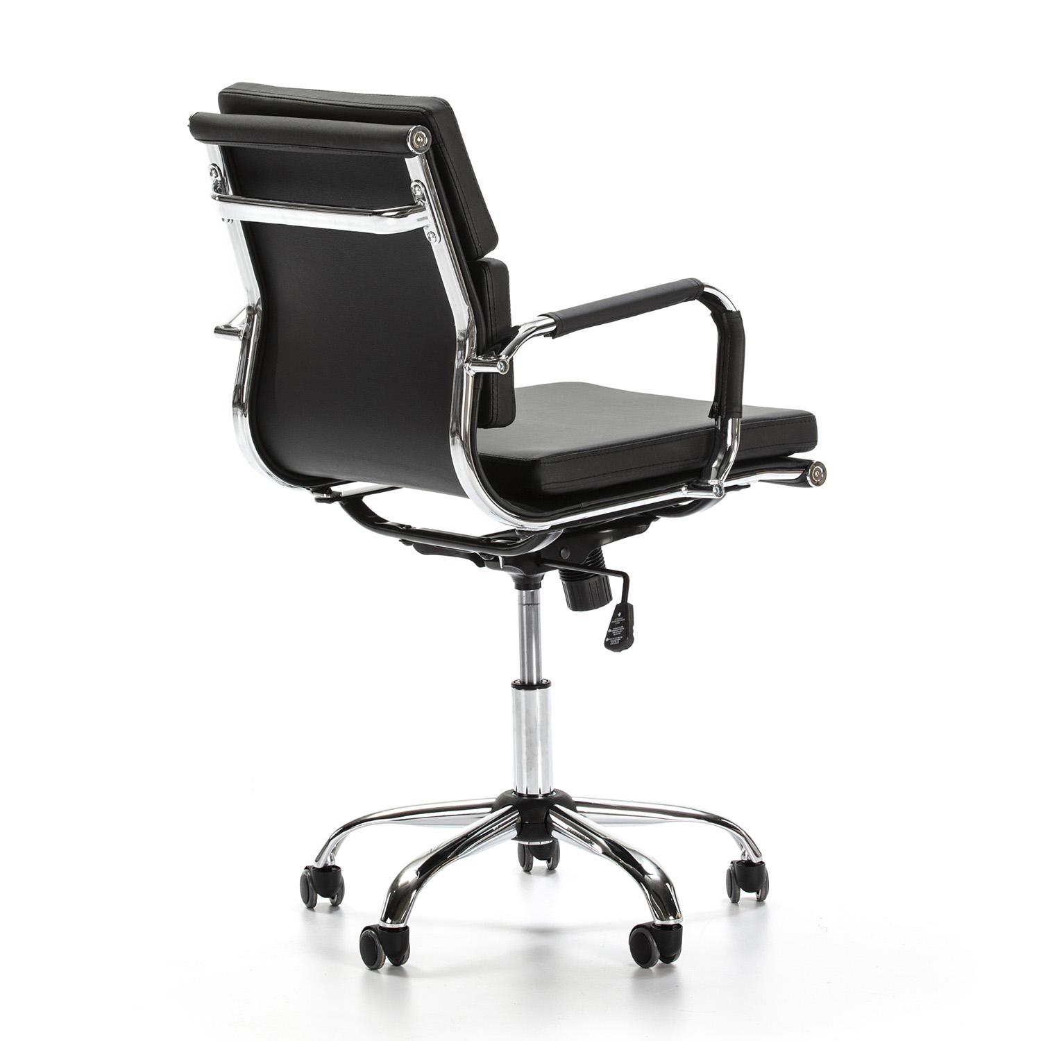 Silla de oficina negra con base cromada y ruedas, vista desde atrás.