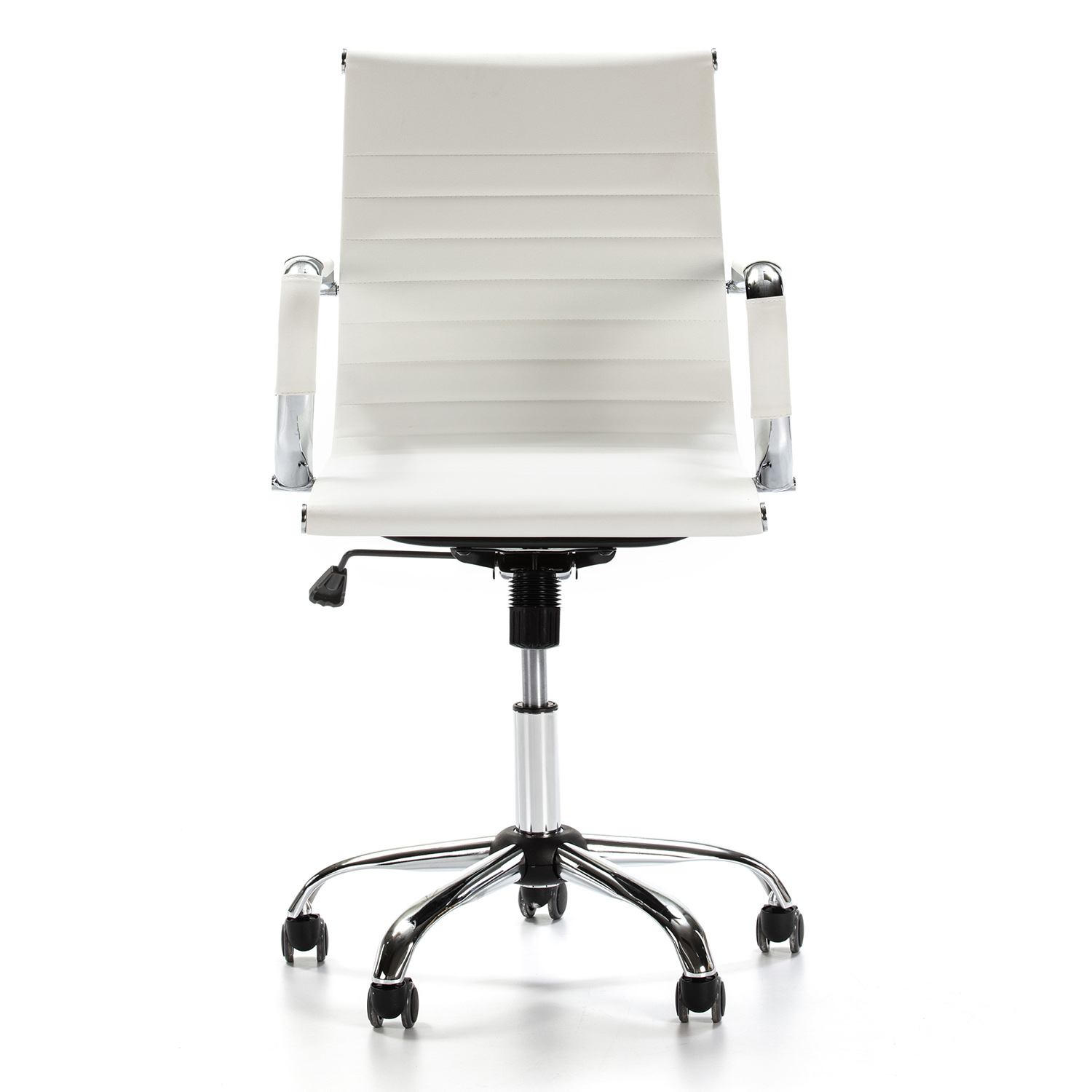 Una silla de oficina blanca con detalles cromados y ruedas.