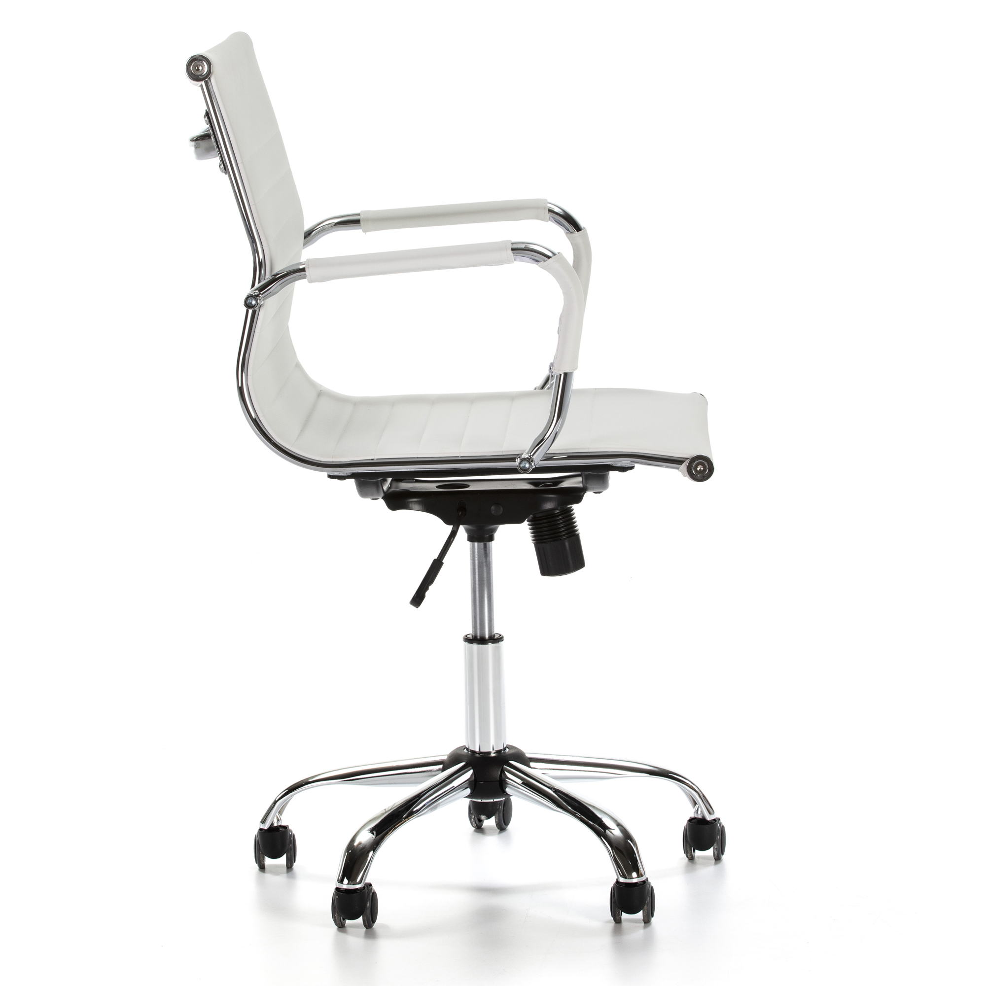 Una silla de oficina blanca con detalles cromados sobre fondo blanco.