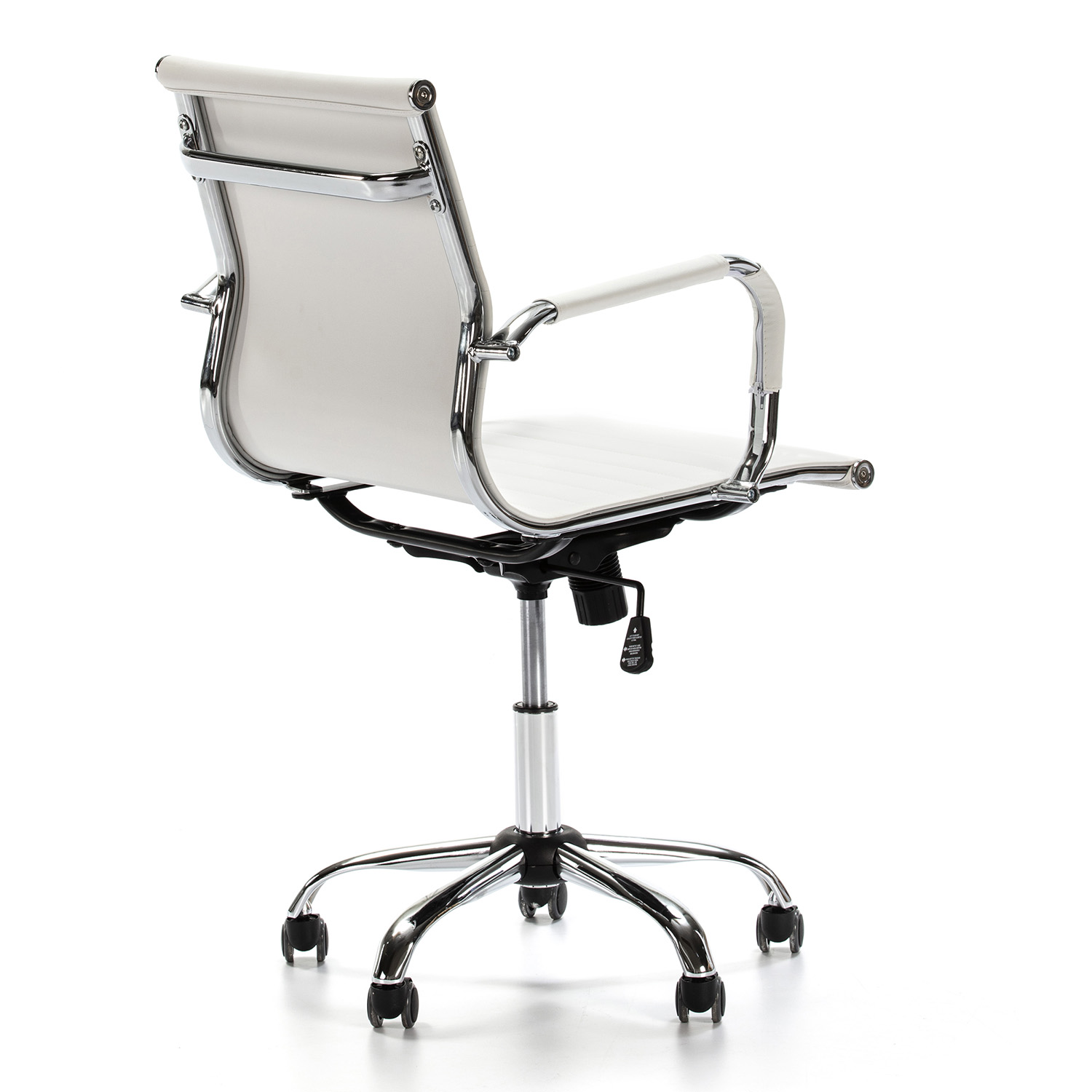 Una silla de oficina blanca con detalles cromados y ruedas, vista desde atrás.