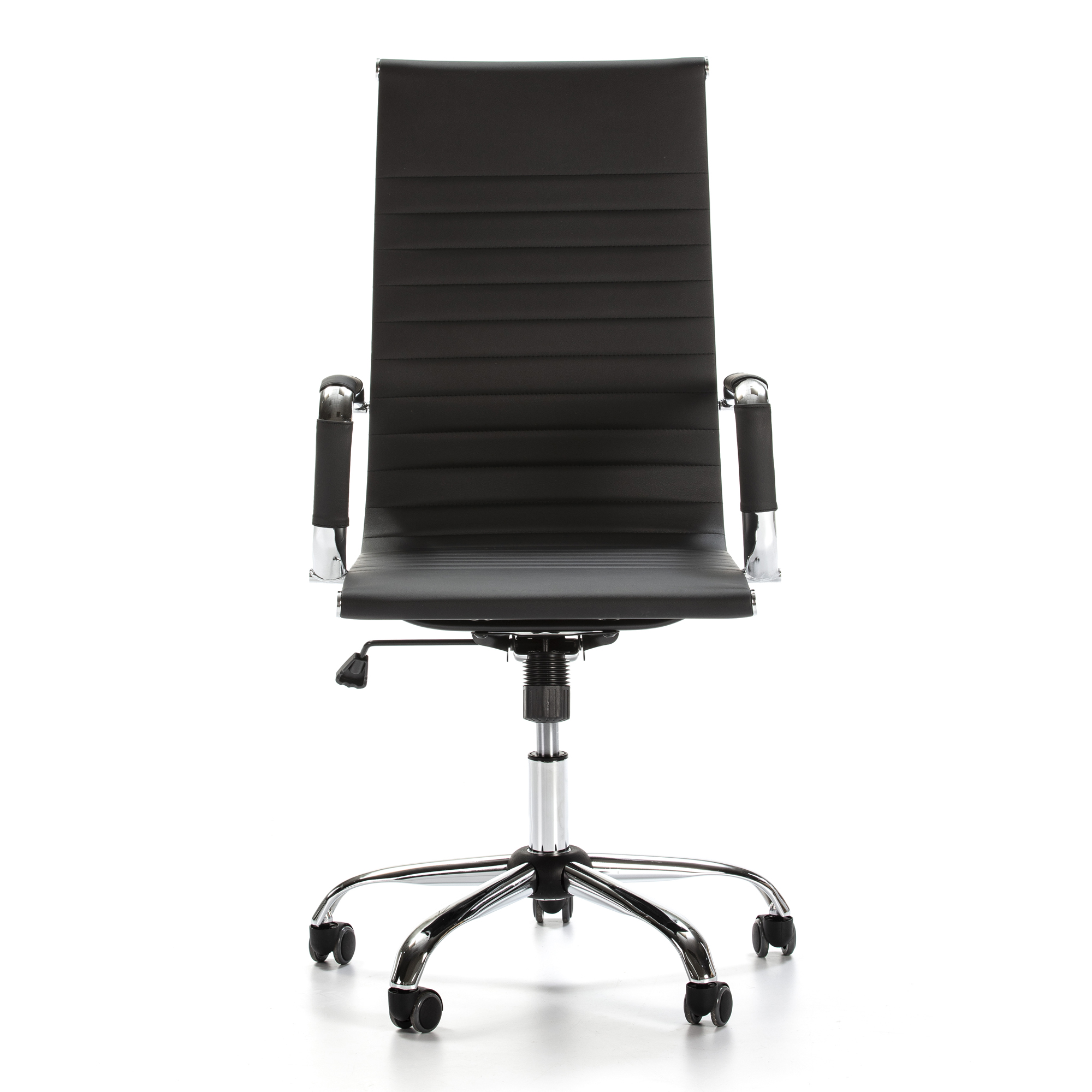 Silla de oficina negra con detalles cromados y ruedas.