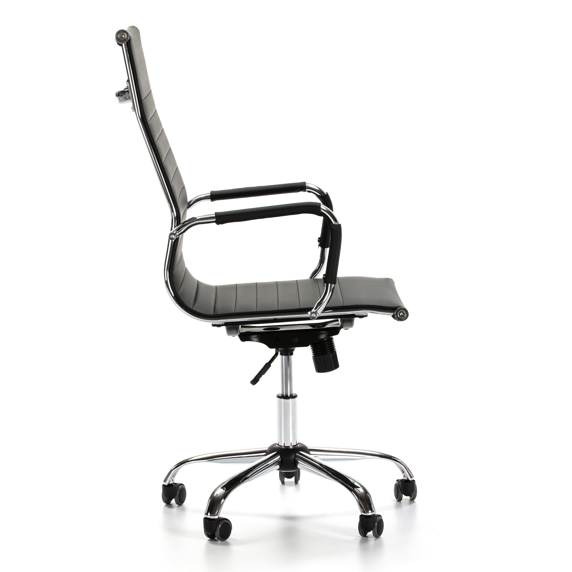 Silla de oficina negra con detalles cromados y ruedas, vista de lado.