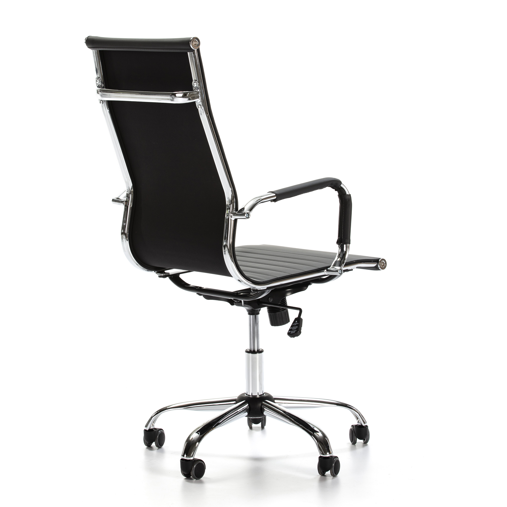 Silla de oficina negra con detalles cromados sobre fondo blanco.