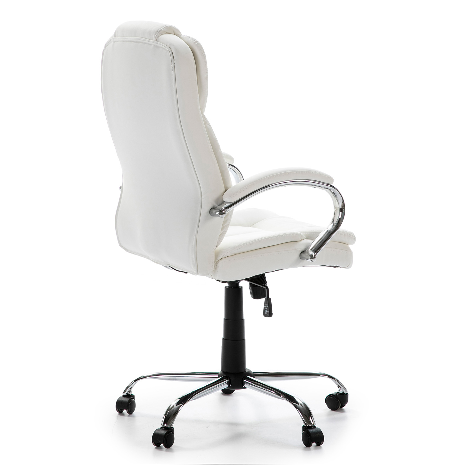 Una silla ejecutiva blanca con brazos cromados y ruedas sobre fondo blanco.